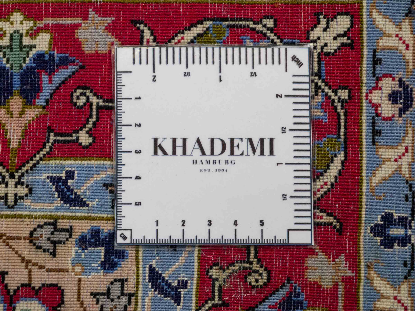Sehr feiner, handgeknüpfter Isfahan Perserteppich aus Wolle mit Seide von Khademi. Farbe: Cremeweiß, rot. Größe: 100 x 65 cm. Vertrieb durch JUPITER Intl.