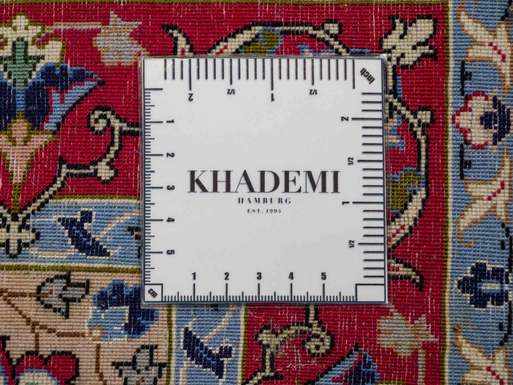 Sehr feiner, handgeknüpfter Isfahan Perserteppich aus Wolle mit Seide von Khademi. Farbe: Cremeweiß, rot. Größe: 100 x 65 cm. Vertrieb durch JUPITER Intl.