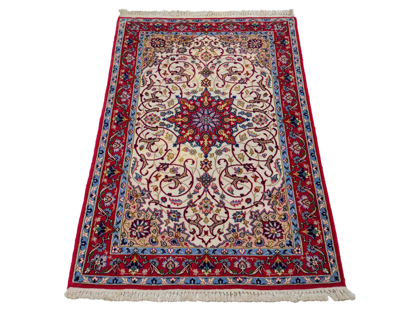 Sehr feiner, handgeknüpfter Isfahan Perserteppich aus Wolle mit Seide von Khademi. Farbe: Cremeweiß, rot. Größe: 100 x 65 cm. Vertrieb durch JUPITER Intl.