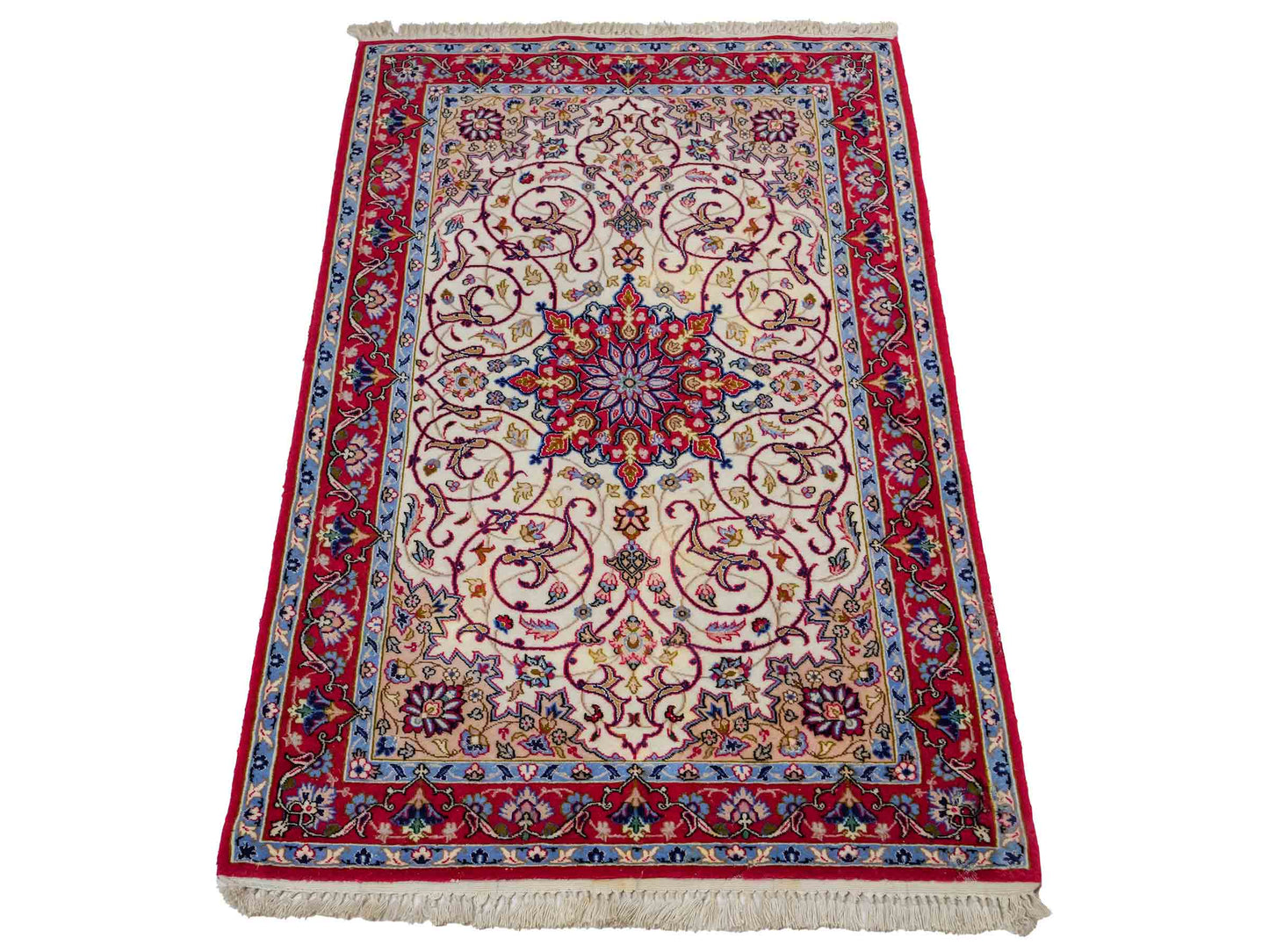 Sehr feiner, handgeknüpfter Isfahan Perserteppich aus Wolle mit Seide von Khademi. Farbe: Cremeweiß, rot. Größe: 100 x 65 cm. Vertrieb durch JUPITER Intl.