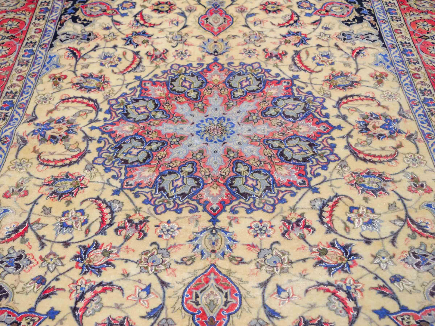Sehr feiner, handgeknüpfter Isfahan Perserteppich aus Wolle und Seide mit Seidenkette von Khademi. Größe: 243 x 153 cm. Farbe: Weiß, creme, rot, blau. Verkauf durch JUPITER Intl.