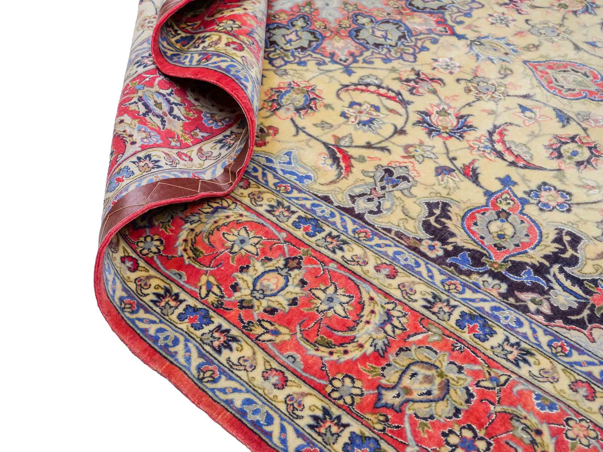 Sehr feiner, handgeknüpfter Isfahan Perserteppich aus Wolle und Seide mit Seidenkette von Khademi. Größe: 243 x 153 cm. Farbe: Weiß, creme, rot, blau. Verkauf durch JUPITER Intl.