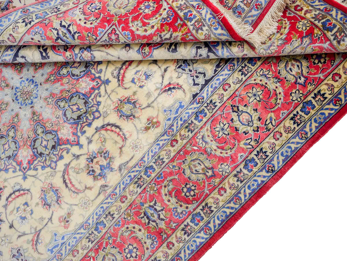 Sehr feiner, handgeknüpfter Isfahan Perserteppich aus Wolle und Seide mit Seidenkette von Khademi. Größe: 243 x 153 cm. Farbe: Weiß, creme, rot, blau. Verkauf durch JUPITER Intl.