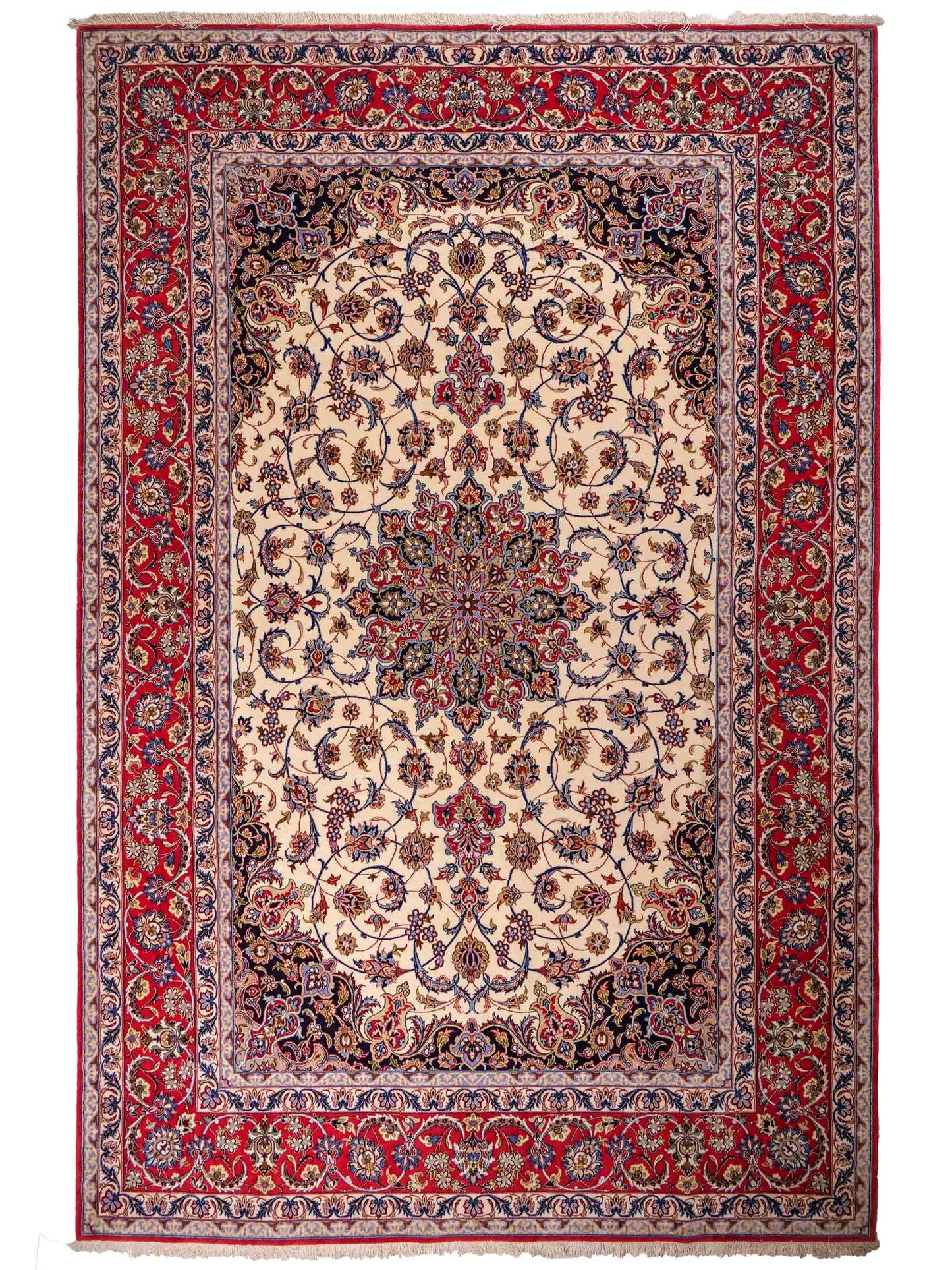 Sehr feiner, handgeknüpfter Isfahan Perserteppich aus Wolle mit Seide von Khademi. Farbe: Cremeweiß, rot, blau. Größe: 312 x 207 cm. Vertrieb durch JUPITER Intl.