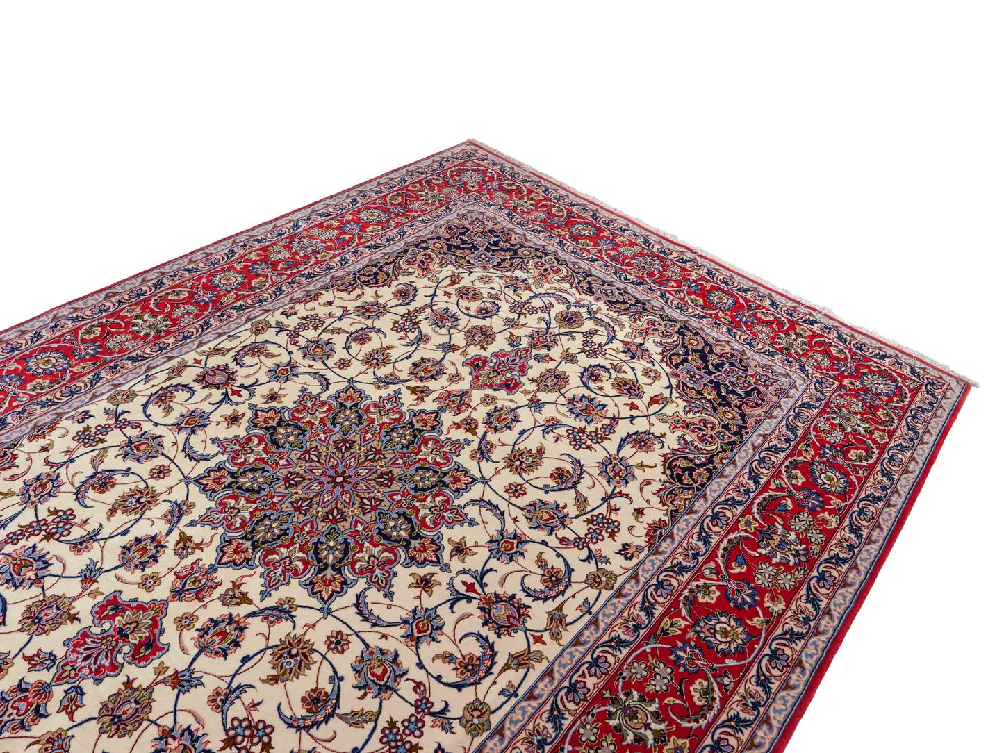 Sehr feiner, handgeknüpfter Isfahan Perserteppich aus Wolle mit Seide von Khademi. Farbe: Cremeweiß, rot, blau. Größe: 312 x 207 cm. Vertrieb durch JUPITER Intl.