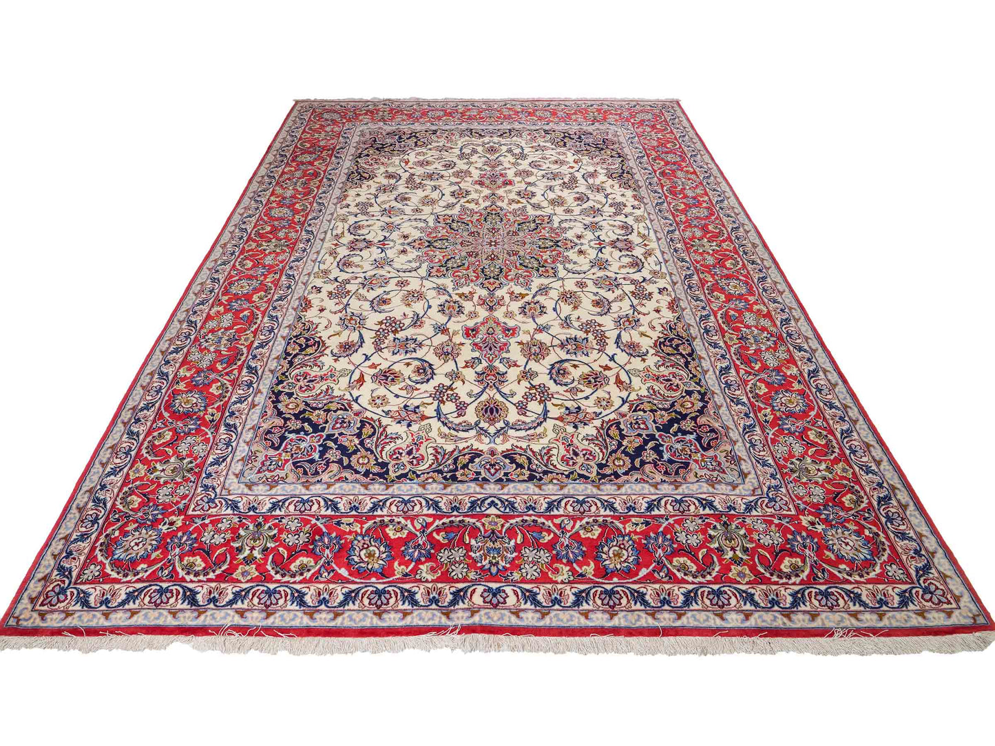 Sehr feiner, handgeknüpfter Isfahan Perserteppich aus Wolle mit Seide von Khademi. Farbe: Cremeweiß, rot, blau. Größe: 312 x 207 cm. Vertrieb durch JUPITER Intl.