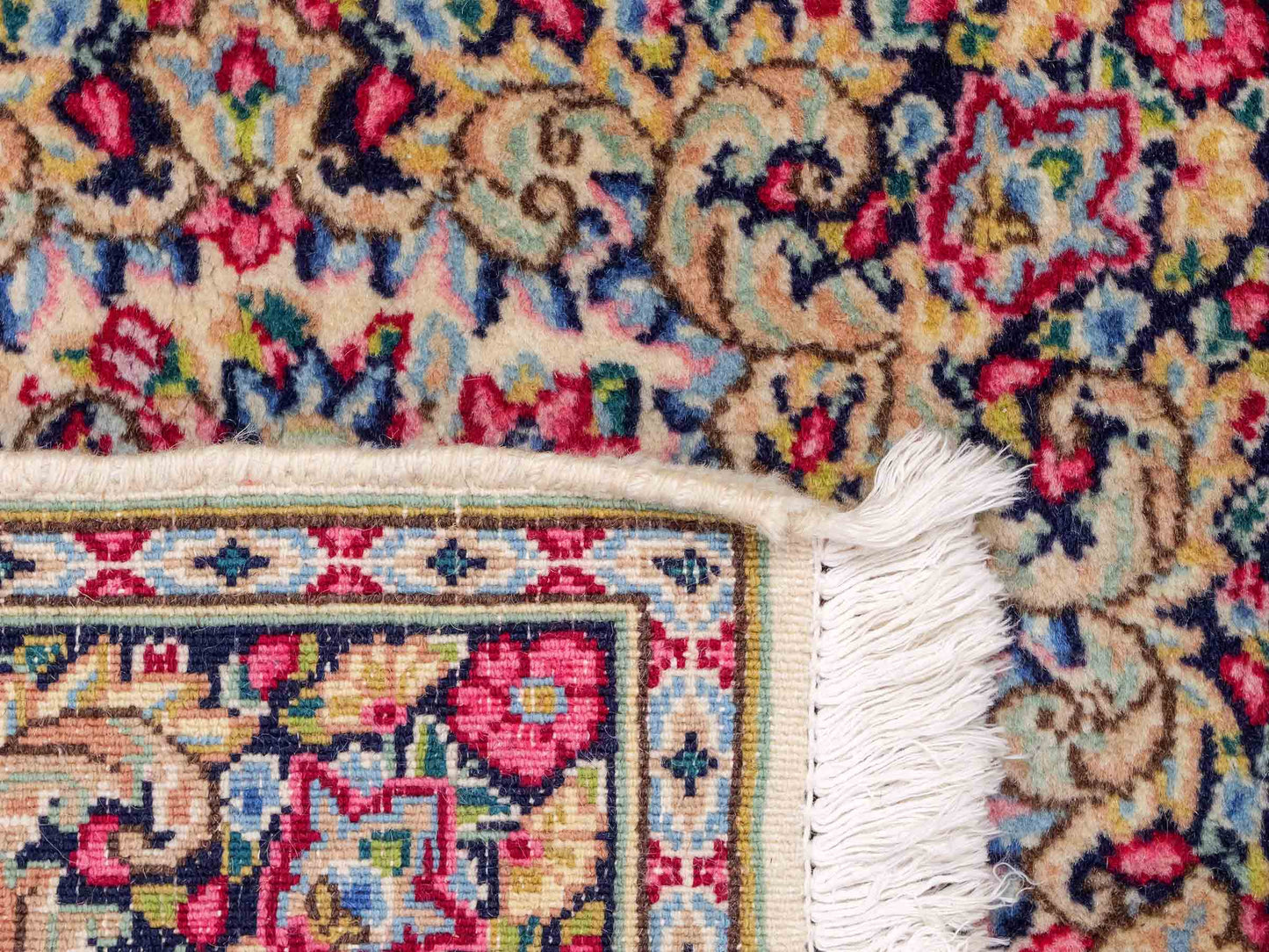 Feiner, handgeknüpfter Kerman Perserteppich aus Wolle von Khademi, creme, beige. 0,54 x 0,53 m. Vertrieb durch JUPITER Intl.