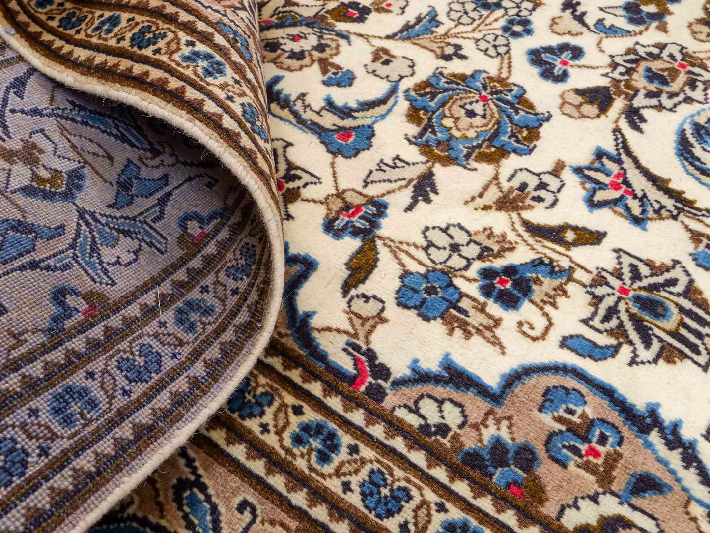 Feiner, handgeknüpfter Keshan Perserteppich aus reiner Wolle mit Medaillon von Khademi. Größe: 302 x 191 cm. Farbe: Weiß, creme, beige. RB3-4217. Ursprung: Iran / Persien. Verkauf durch JUPITER Intl.