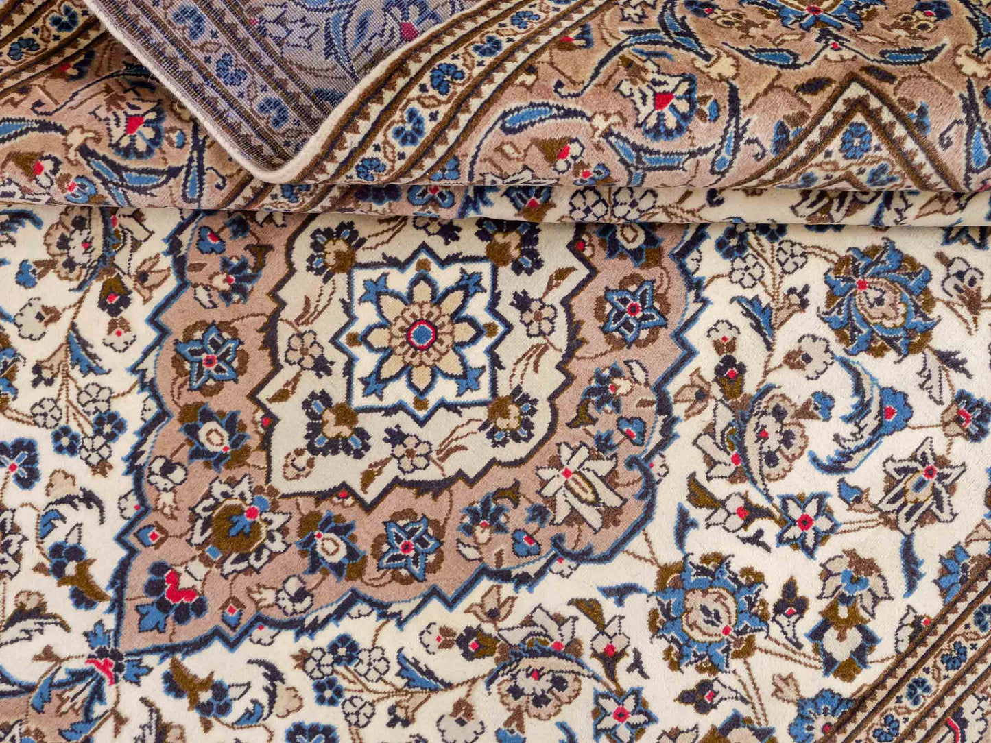 Feiner, handgeknüpfter Keshan Perserteppich aus reiner Wolle mit Medaillon von Khademi. Größe: 302 x 191 cm. Farbe: Weiß, creme, beige. RB3-4217. Ursprung: Iran / Persien. Verkauf durch JUPITER Intl.