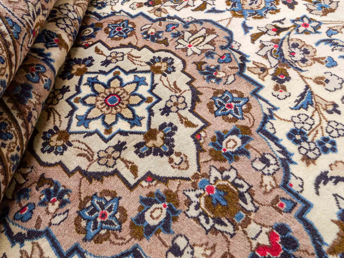 Feiner, handgeknüpfter Keshan Perserteppich aus reiner Wolle mit Medaillon von Khademi. Größe: 302 x 191 cm. Farbe: Weiß, creme, beige. RB3-4217. Ursprung: Iran / Persien. Verkauf durch JUPITER Intl.