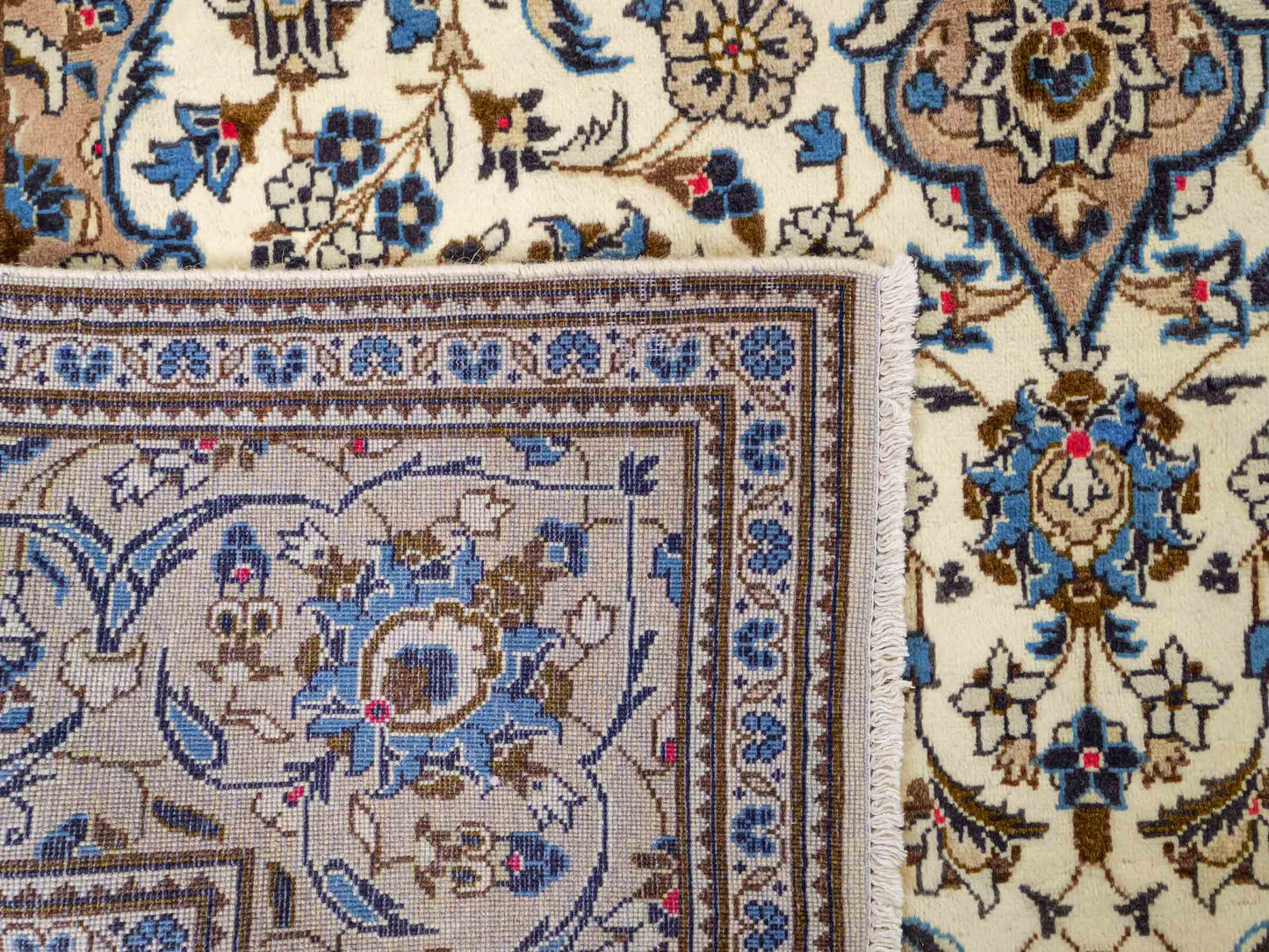 Feiner, handgeknüpfter Keshan Perserteppich aus reiner Wolle mit Medaillon von Khademi. Größe: 302 x 191 cm. Farbe: Weiß, creme, beige. RB3-4217. Ursprung: Iran / Persien. Verkauf durch JUPITER Intl.