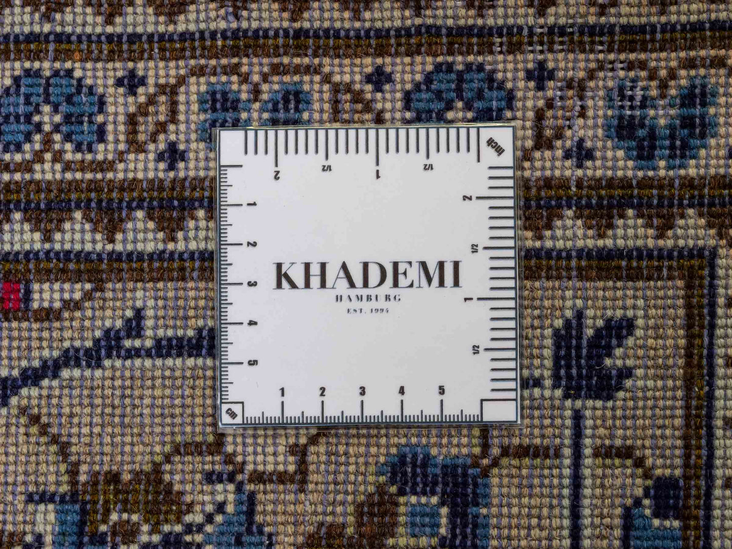 Feiner, handgeknüpfter Keshan Perserteppich aus reiner Wolle mit Medaillon von Khademi. Größe: 302 x 191 cm. Farbe: Weiß, creme, beige. RB3-4217. Ursprung: Iran / Persien. Verkauf durch JUPITER Intl.