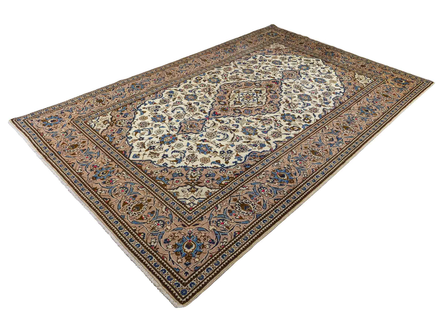 Feiner, handgeknüpfter Keshan Perserteppich aus reiner Wolle mit Medaillon von Khademi. Größe: 302 x 191 cm. Farbe: Weiß, creme, beige. RB3-4217. Ursprung: Iran / Persien. Verkauf durch JUPITER Intl.