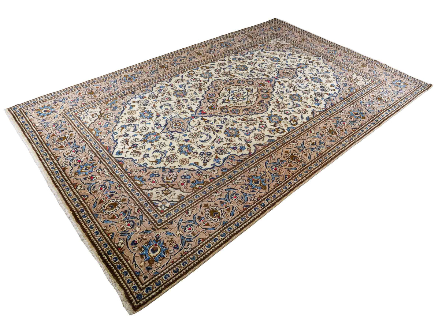 Feiner, handgeknüpfter Keshan Perserteppich aus reiner Wolle mit Medaillon von Khademi. Größe: 302 x 191 cm. Farbe: Weiß, creme, beige. RB3-4217. Ursprung: Iran / Persien. Verkauf durch JUPITER Intl.
