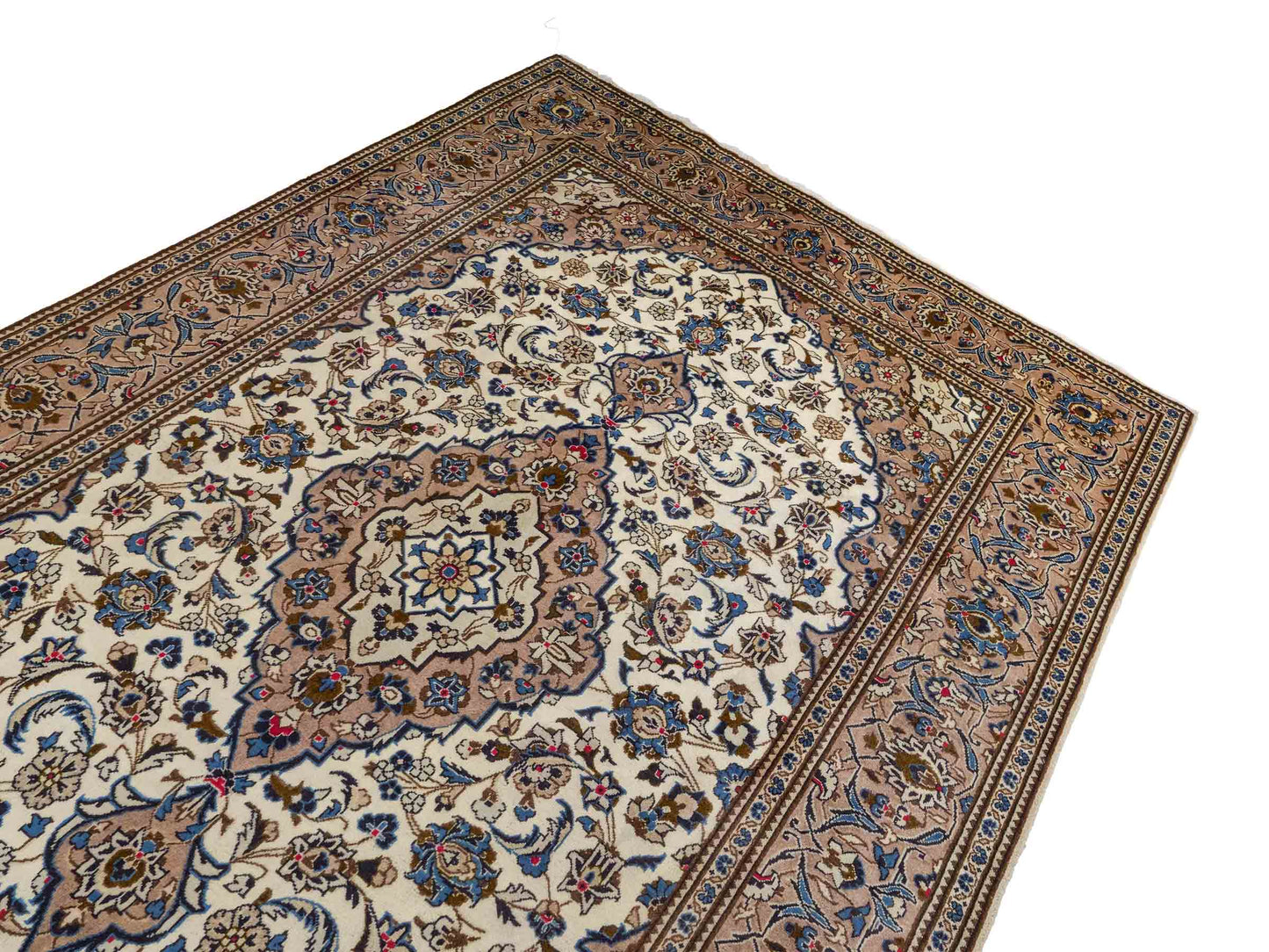 Feiner, handgeknüpfter Keshan Perserteppich aus reiner Wolle mit Medaillon von Khademi. Größe: 302 x 191 cm. Farbe: Weiß, creme, beige. RB3-4217. Ursprung: Iran / Persien. Verkauf durch JUPITER Intl.