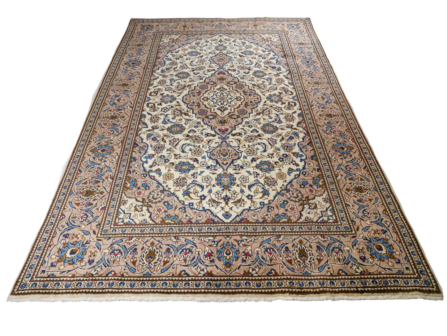 Feiner, handgeknüpfter Keshan Perserteppich aus reiner Wolle mit Medaillon von Khademi. Größe: 302 x 191 cm. Farbe: Weiß, creme, beige. RB3-4217. Ursprung: Iran / Persien. Verkauf durch JUPITER Intl.