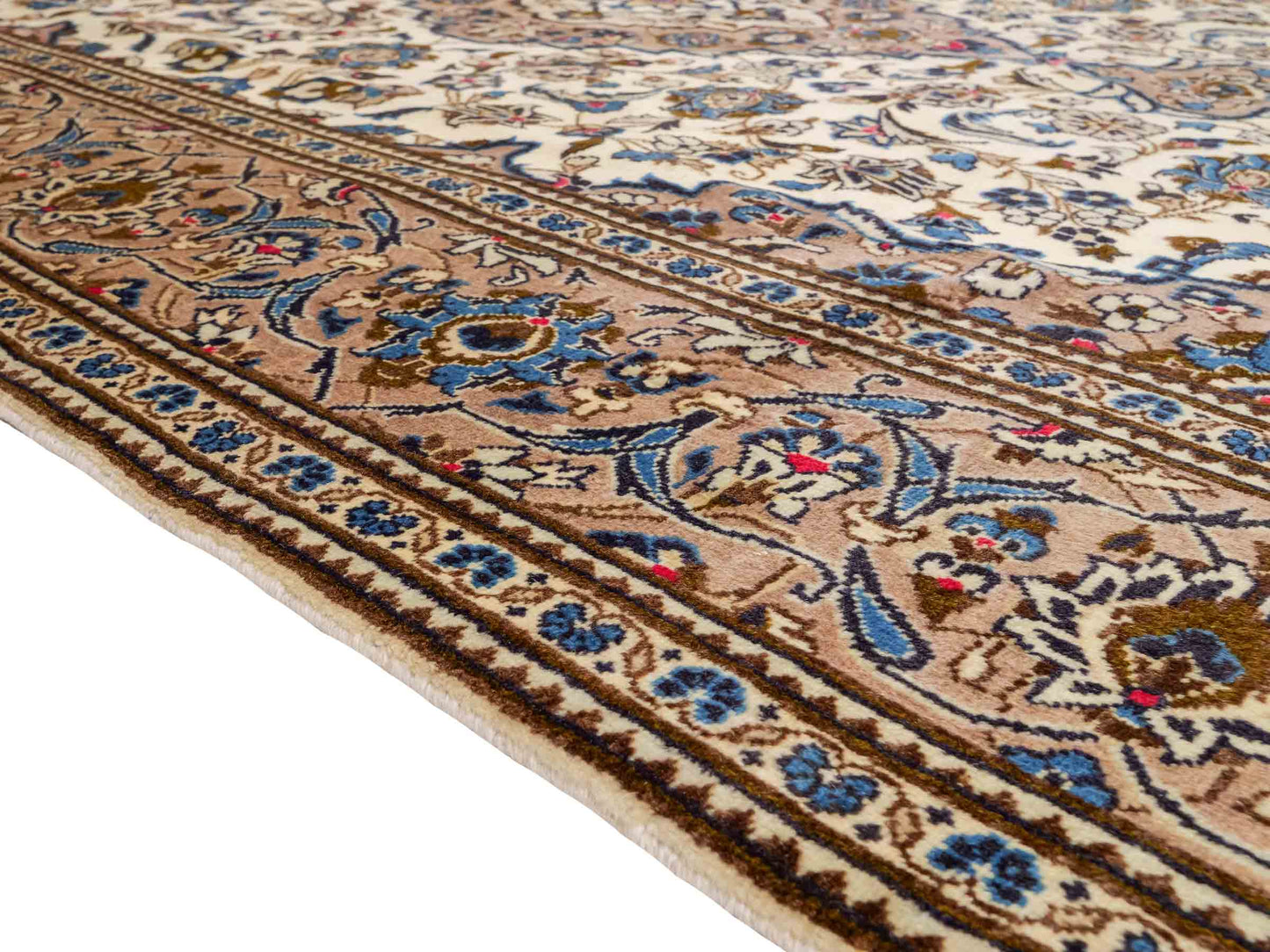 Feiner, handgeknüpfter Keshan Perserteppich aus reiner Wolle mit Medaillon von Khademi. Größe: 302 x 191 cm. Farbe: Weiß, creme, beige. RB3-4217. Ursprung: Iran / Persien. Verkauf durch JUPITER Intl.