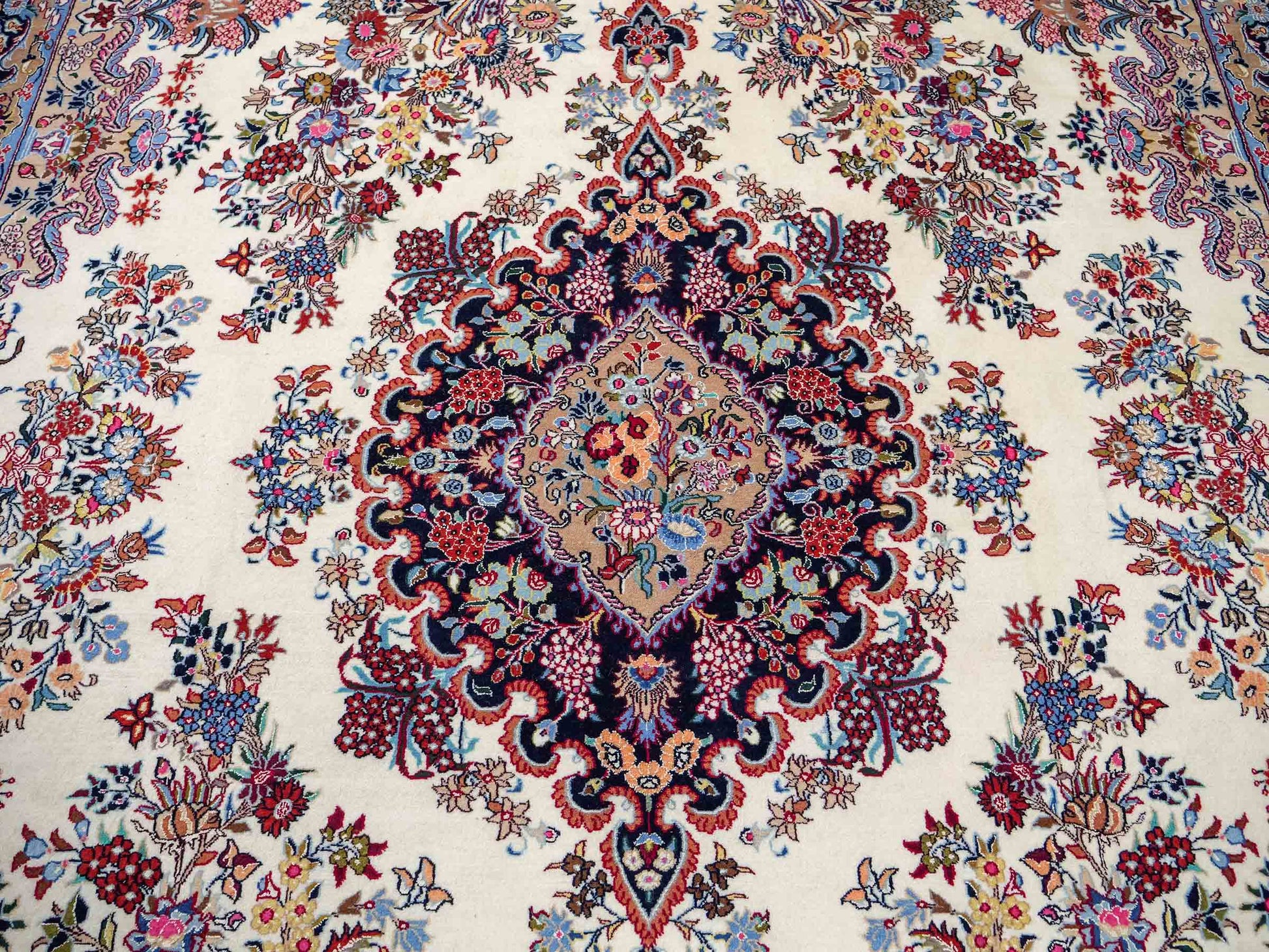 Sehr feiner, handgeküpfter Mashhad Perserteppich mit Joshegan Design aus Wolle von Khademi, weiß, creme, blau. 357x248 cm. Verkauf durch Jupiter Intl.