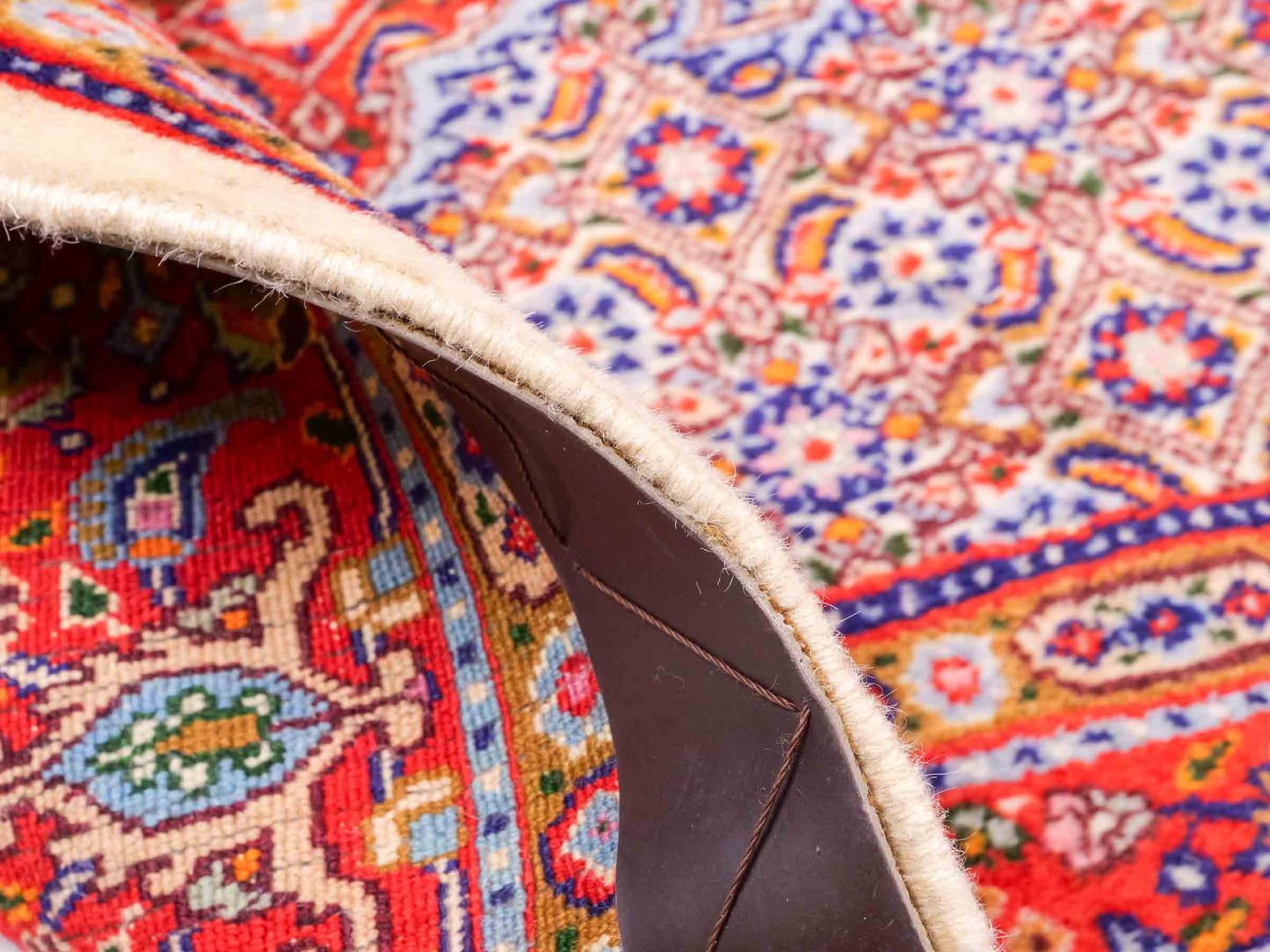 Feiner, handgeknüpfter Moud Perserteppich aus reiner Wolle mit Medaillon von Khademi. Größe: 121 x 81 cm. Farbe: Rot, creme. RB3-12. Ursprung: Iran / Persien. Verkauf durch JUPITER Intl.