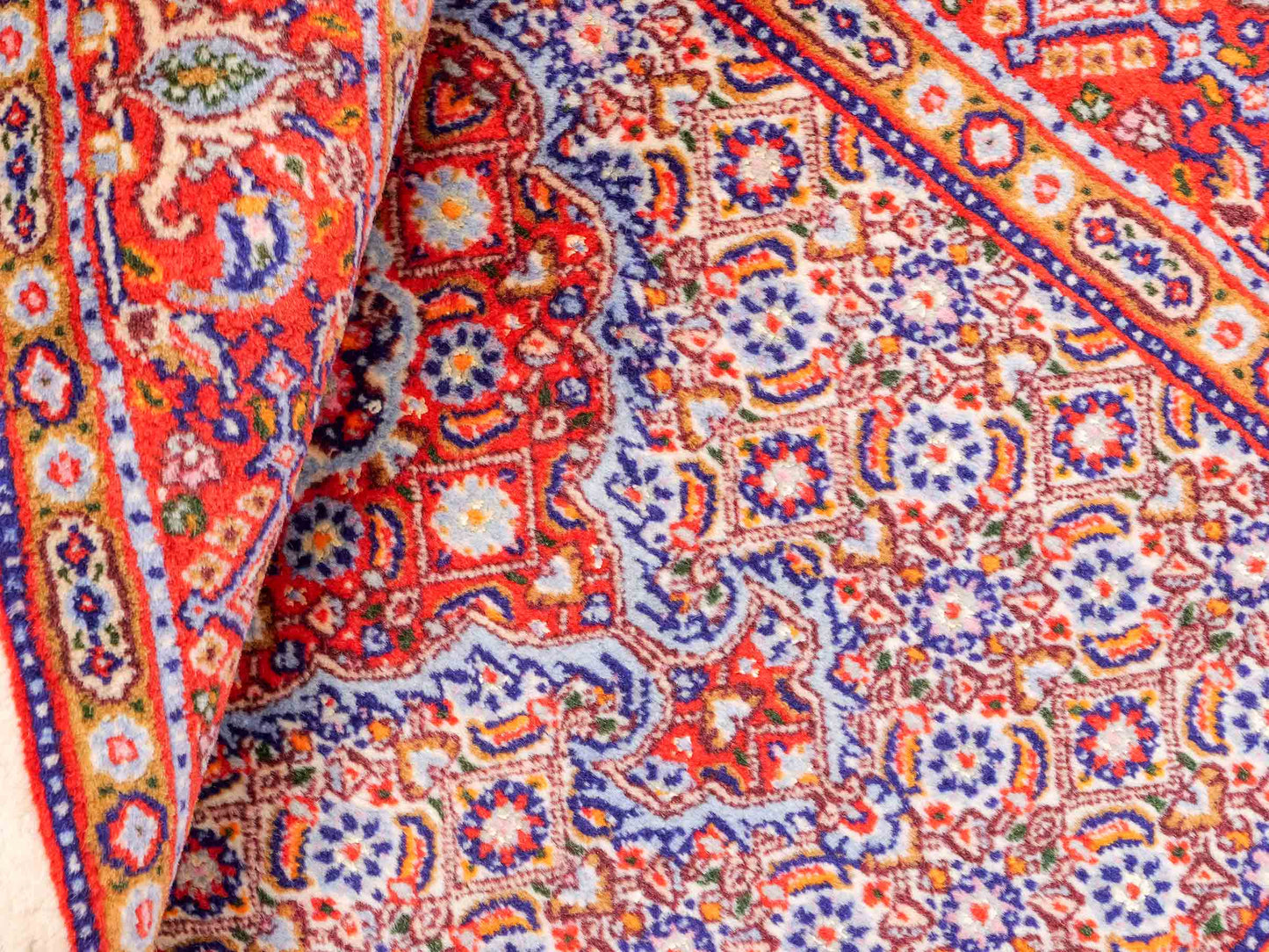 Feiner, handgeknüpfter Moud Perserteppich aus reiner Wolle mit Medaillon von Khademi. Größe: 121 x 81 cm. Farbe: Rot, creme. RB3-12. Ursprung: Iran / Persien. Verkauf durch JUPITER Intl.