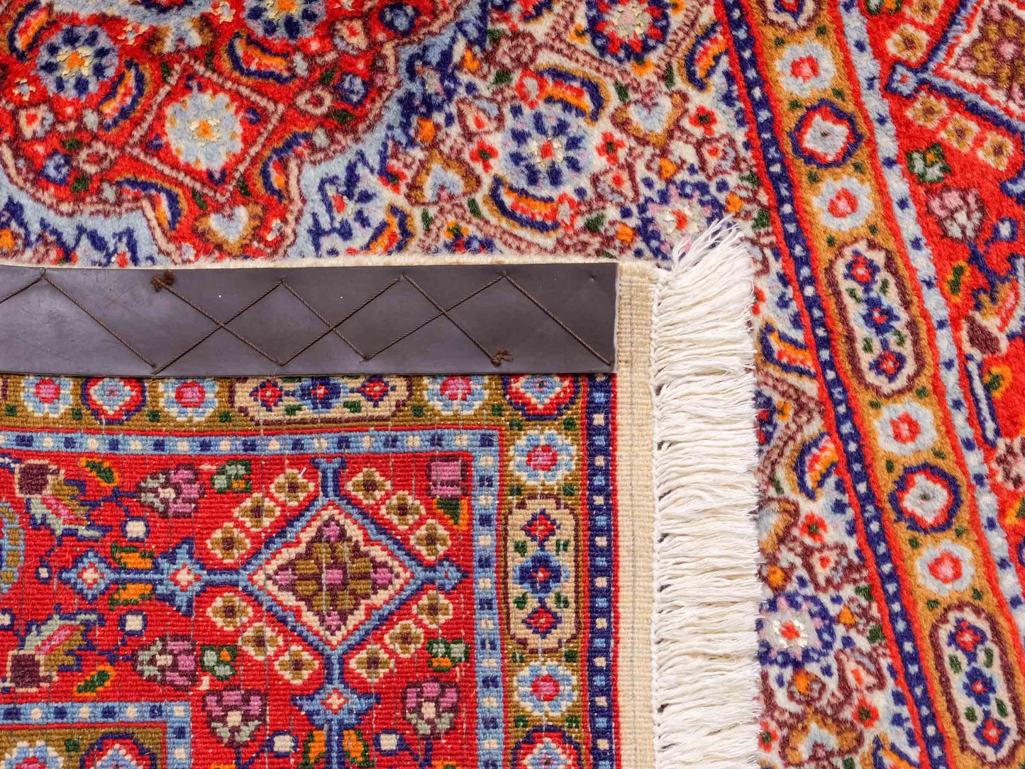 Feiner, handgeknüpfter Moud Perserteppich aus reiner Wolle mit Medaillon von Khademi. Größe: 121 x 81 cm. Farbe: Rot, creme. RB3-12. Ursprung: Iran / Persien. Verkauf durch JUPITER Intl.