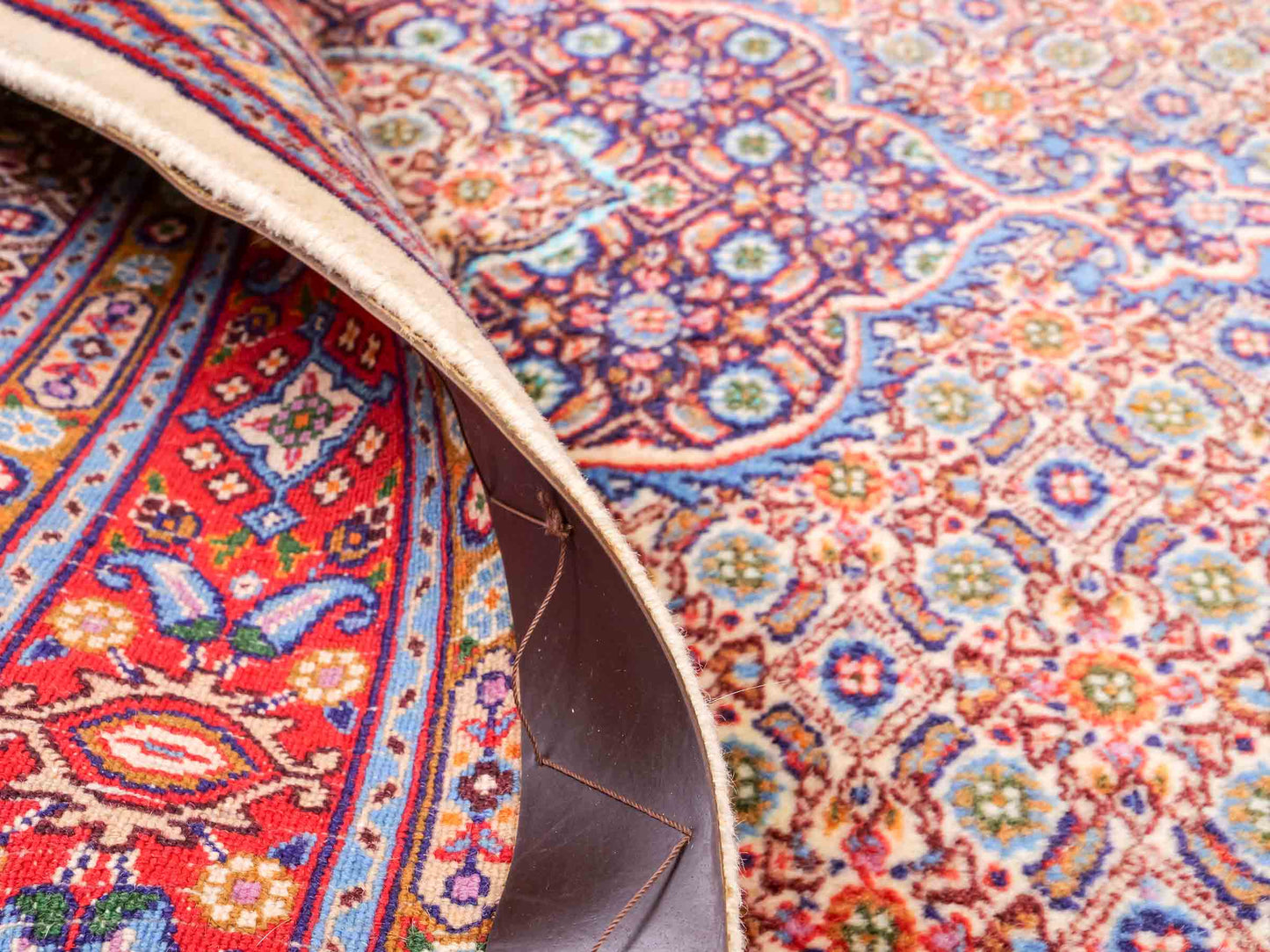 Feiner, handgeknüpfter Moud Perserteppich aus reiner Wolle mit Medaillon von Khademi. Größe: 145 x 100 cm. Farbe: Rot, creme. RB3-11B. Ursprung: Iran / Persien. Verkauf durch JUPITER Intl.