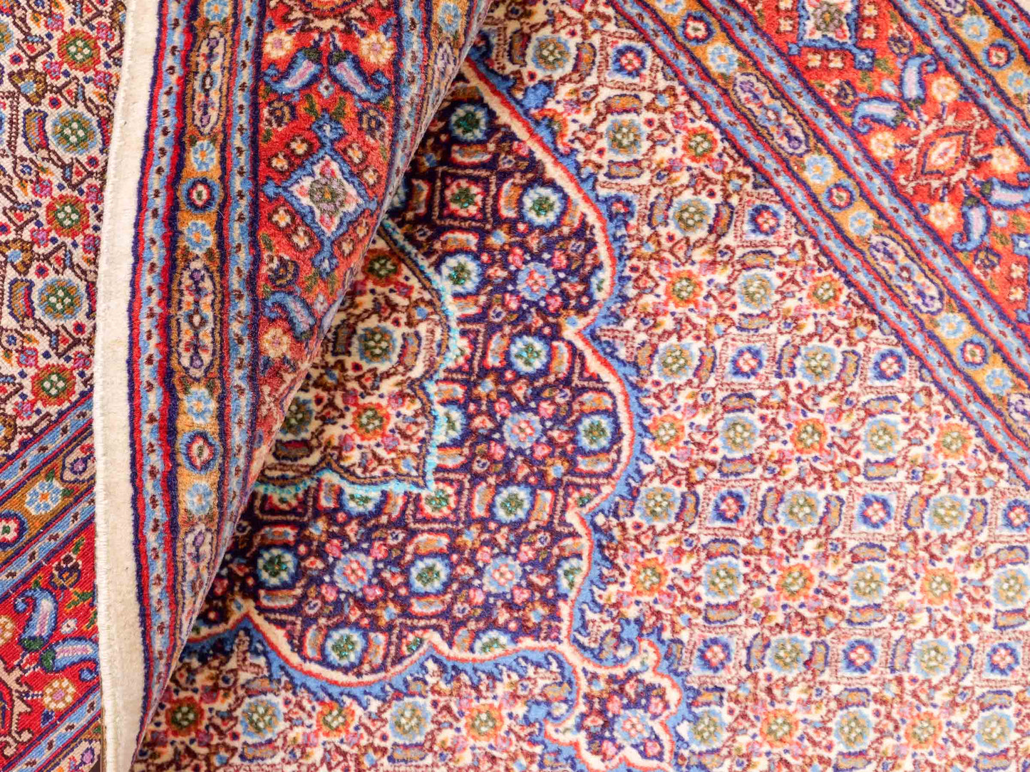 Feiner, handgeknüpfter Moud Perserteppich aus reiner Wolle mit Medaillon von Khademi. Größe: 145 x 100 cm. Farbe: Rot, creme. RB3-11B. Ursprung: Iran / Persien. Verkauf durch JUPITER Intl.