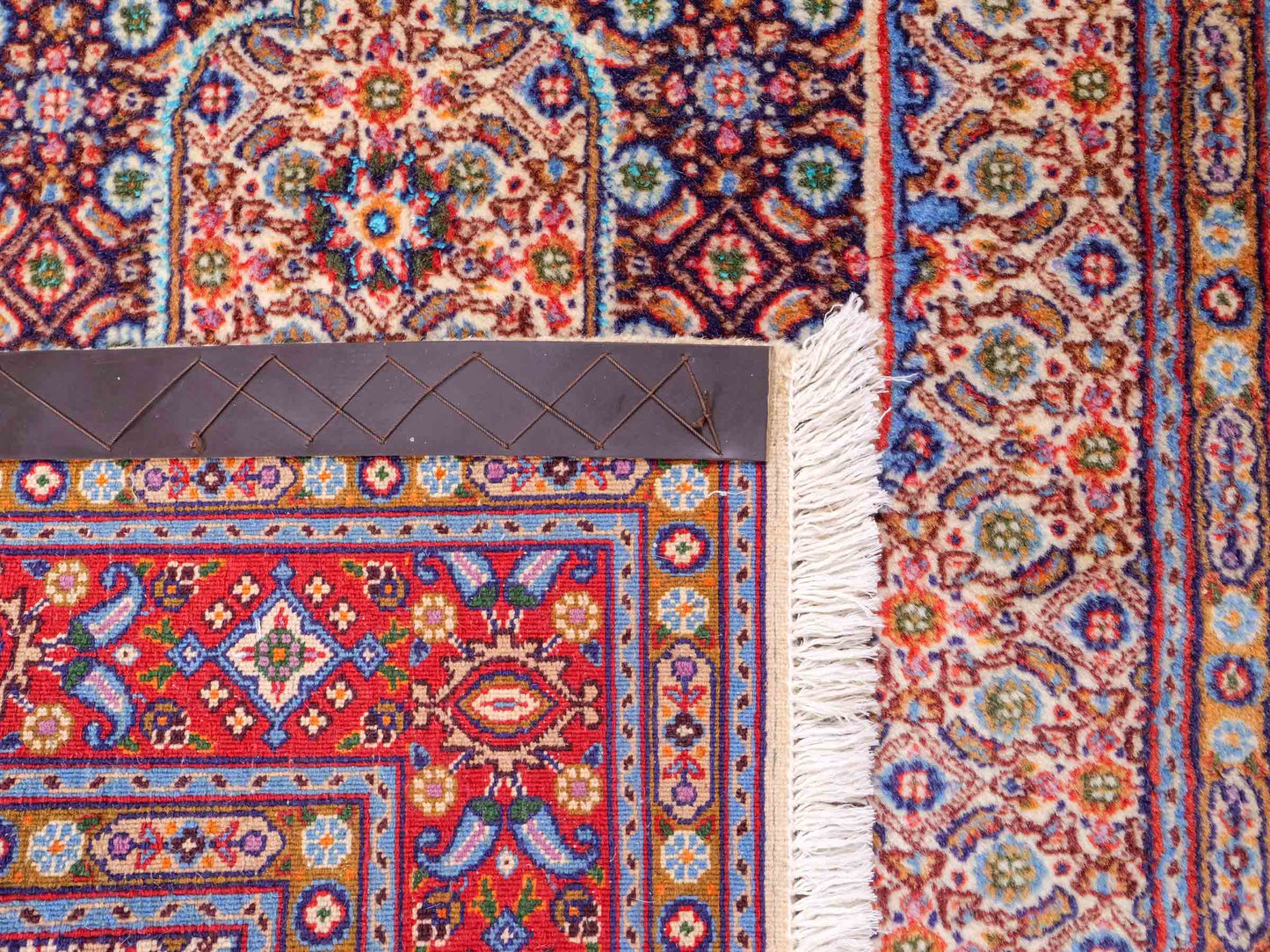 Feiner, handgeknüpfter Moud Perserteppich aus reiner Wolle mit Medaillon von Khademi. Größe: 145 x 100 cm. Farbe: Rot, creme. RB3-11B. Ursprung: Iran / Persien. Verkauf durch JUPITER Intl.
