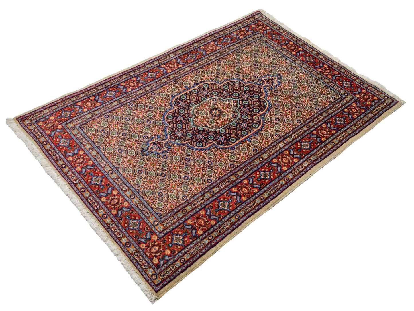 Feiner, handgeknüpfter Moud Perserteppich aus reiner Wolle mit Medaillon von Khademi. Größe: 145 x 100 cm. Farbe: Rot, creme. RB3-11B. Ursprung: Iran / Persien. Verkauf durch JUPITER Intl.