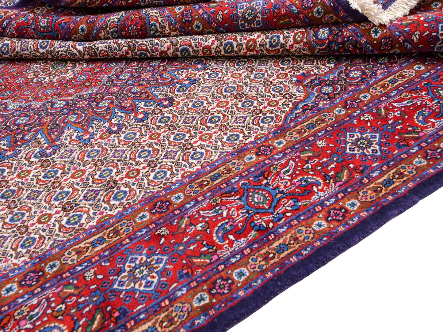 Feiner, hangeknüpfter Moud Perserteppich aus Wolle von Khademi. Größe: 284 x 198 cm. Farbe: Rot, blau, creme. Verkauf durch JUPITER Intl.