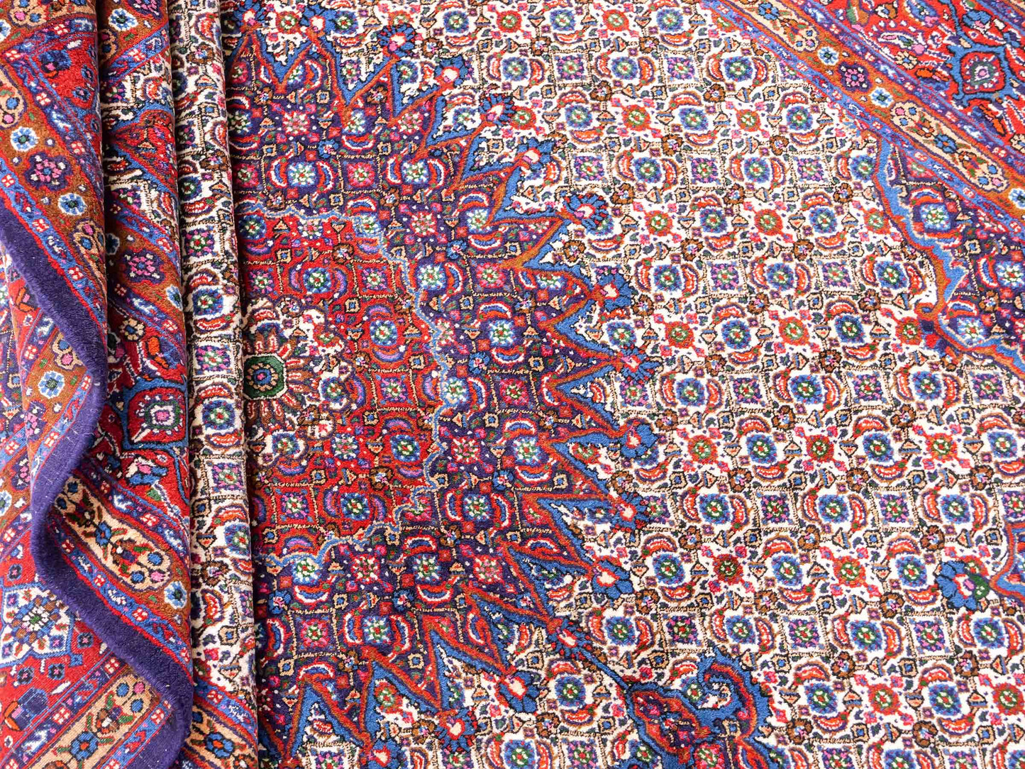 Feiner, hangeknüpfter Moud Perserteppich aus Wolle von Khademi. Größe: 284 x 198 cm. Farbe: Rot, blau, creme. Verkauf durch JUPITER Intl.