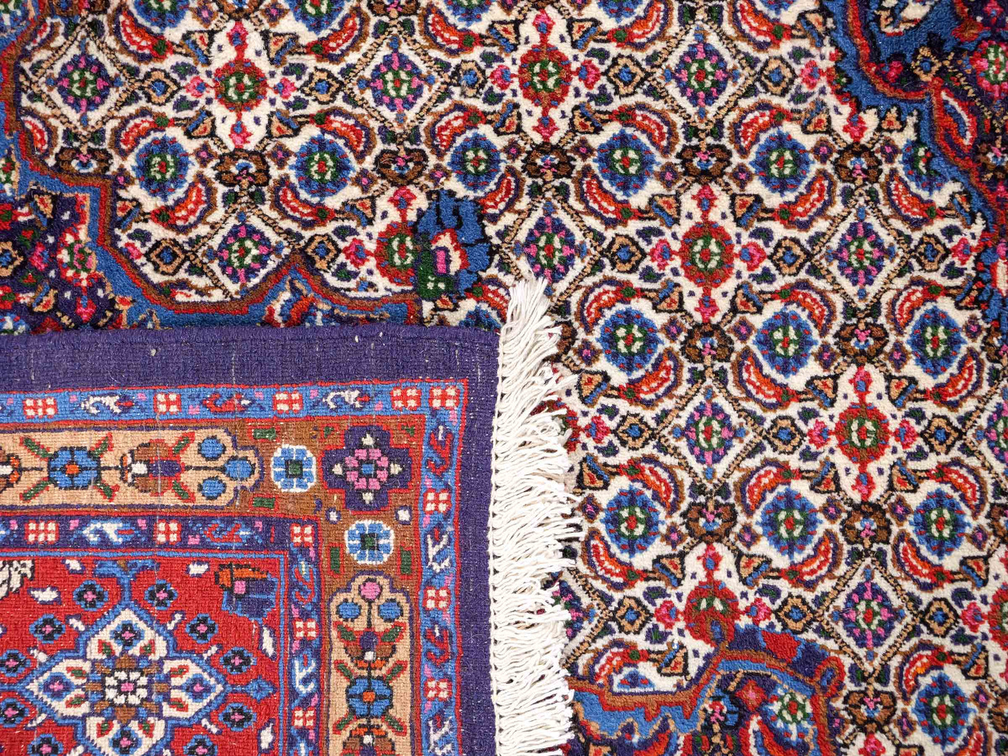 Feiner, hangeknüpfter Moud Perserteppich aus Wolle von Khademi. Größe: 284 x 198 cm. Farbe: Rot, blau, creme. Verkauf durch JUPITER Intl.