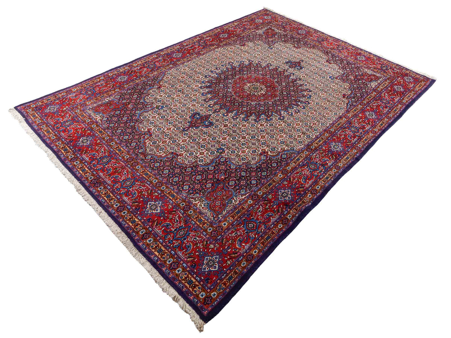 Feiner, hangeknüpfter Moud Perserteppich aus Wolle von Khademi. Größe: 284 x 198 cm. Farbe: Rot, blau, creme. Verkauf durch JUPITER Intl.