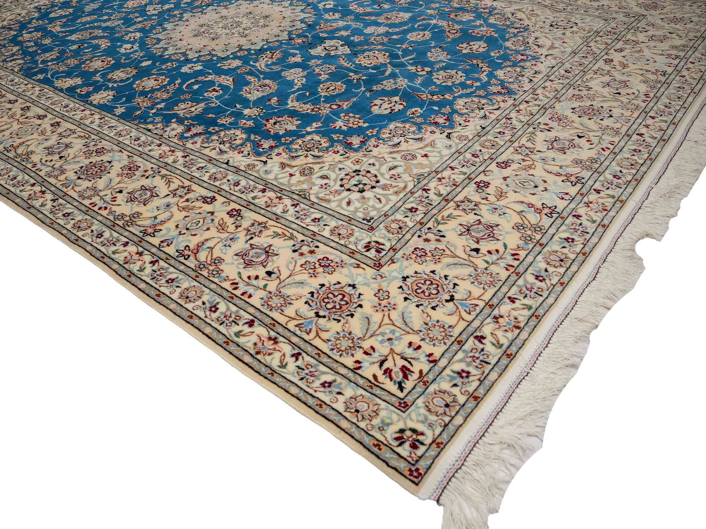 Sehr feiner, handgeknüpfter Nain 6La Perserteppich aus Wolle mit Seide von Khademi. Größe: 304 x 206 cm. Farbe: Weiß, creme, blau. Verkauf durch JUPITER Intl.