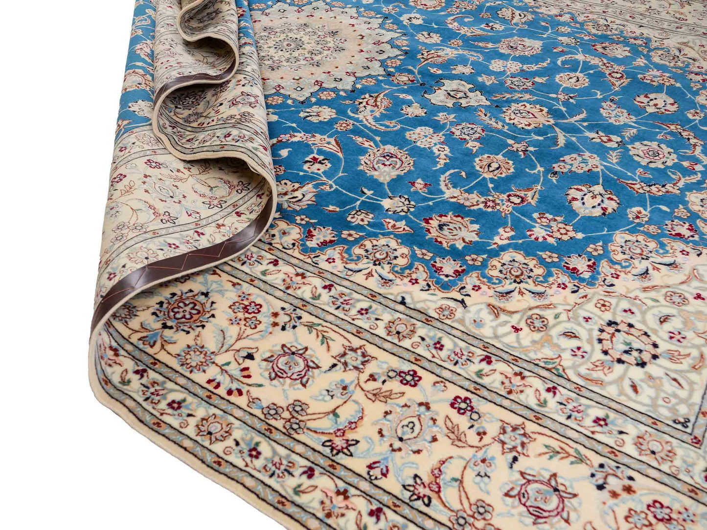 Sehr feiner, handgeknüpfter Nain 6La Perserteppich aus Wolle mit Seide von Khademi. Größe: 304 x 206 cm. Farbe: Weiß, creme, blau. Verkauf durch JUPITER Intl.