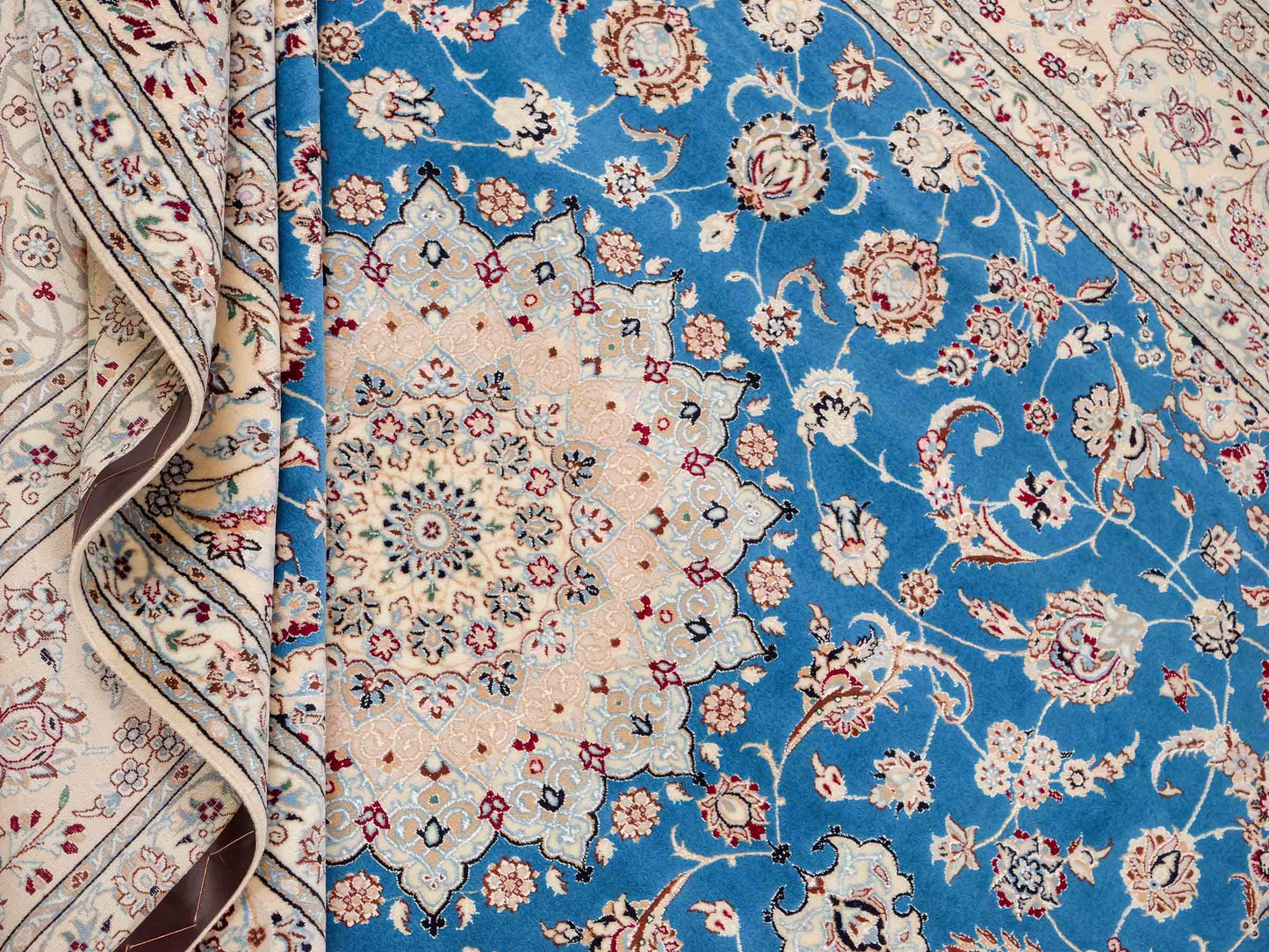 Sehr feiner, handgeknüpfter Nain 6La Perserteppich aus Wolle mit Seide von Khademi. Größe: 304 x 206 cm. Farbe: Weiß, creme, blau. Verkauf durch JUPITER Intl.