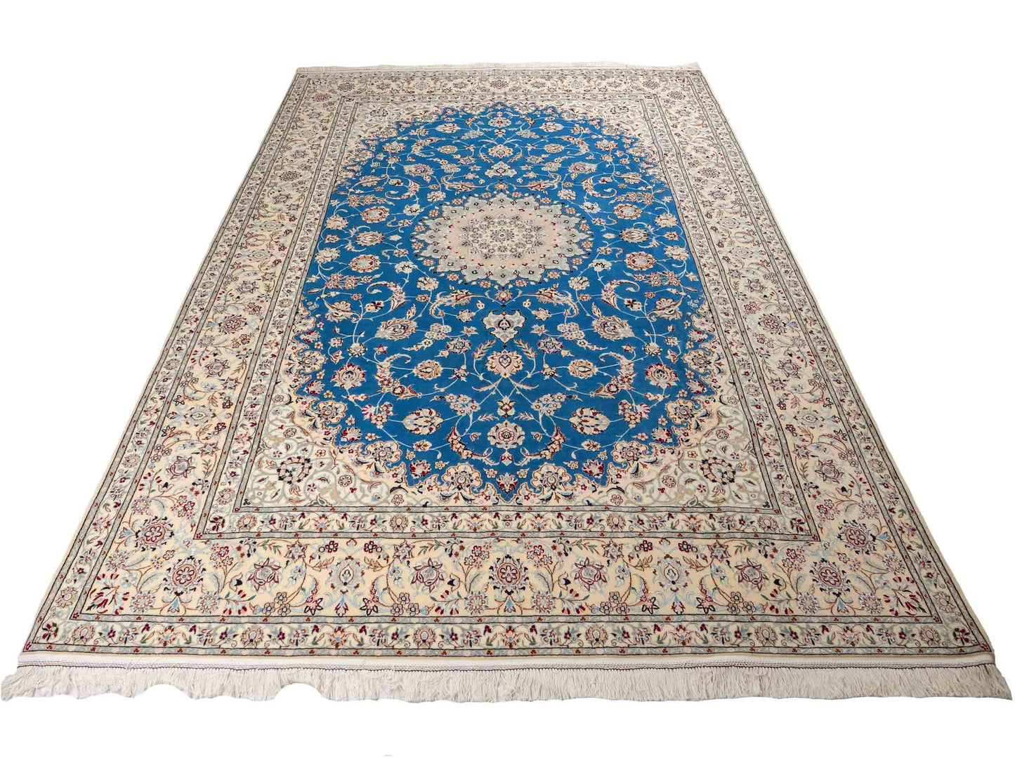 Sehr feiner, handgeknüpfter Nain 6La Perserteppich aus Wolle mit Seide von Khademi. Größe: 304 x 206 cm. Farbe: Weiß, creme, blau. Verkauf durch JUPITER Intl.