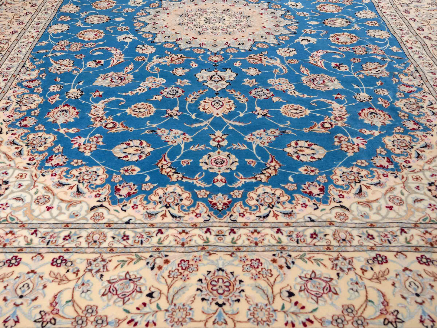 Sehr feiner, handgeknüpfter Nain 6La Perserteppich aus Wolle mit Seide von Khademi. Größe: 304 x 206 cm. Farbe: Weiß, creme, blau. Verkauf durch JUPITER Intl.