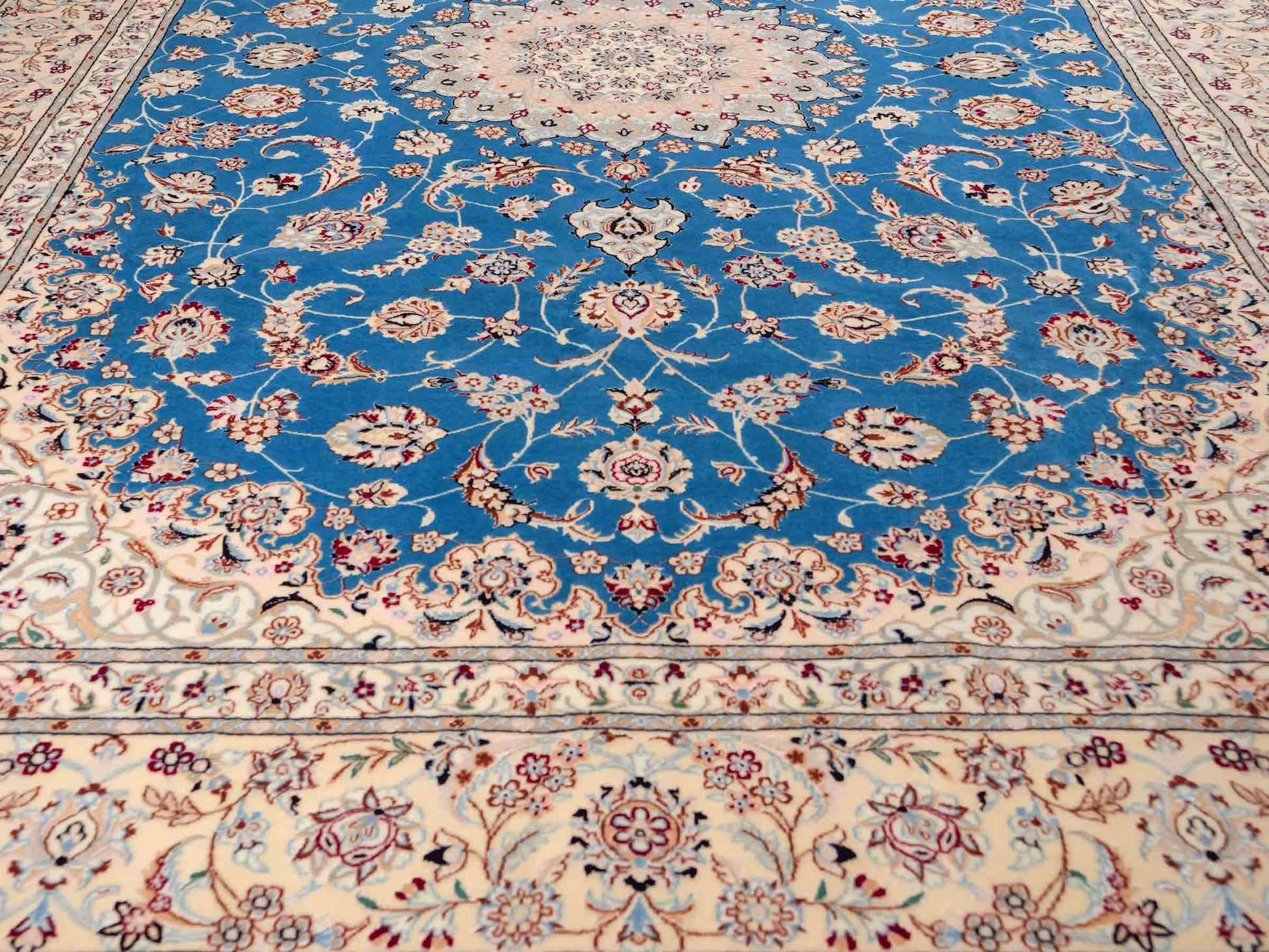 Sehr feiner, handgeknüpfter Nain 6La Perserteppich aus Wolle mit Seide von Khademi. Größe: 304 x 206 cm. Farbe: Weiß, creme, blau. Verkauf durch JUPITER Intl.