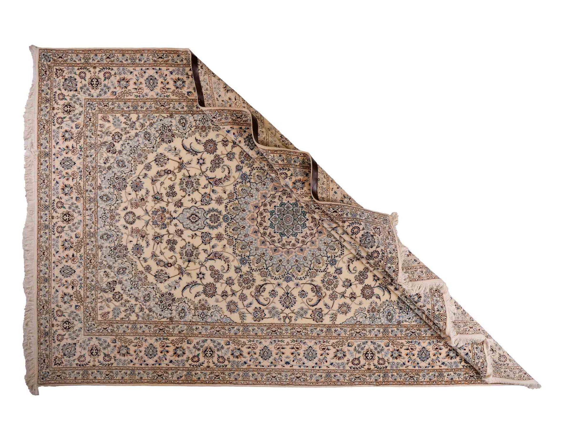 Sehr feiner, handgeknüpfter Nain 6La Perserteppich aus Wolle mit Seide von Khademi. Größe: 303 x 205 cm. Farbe: Weiß, creme, blau. Verkauf durch JUPITER Intl.
