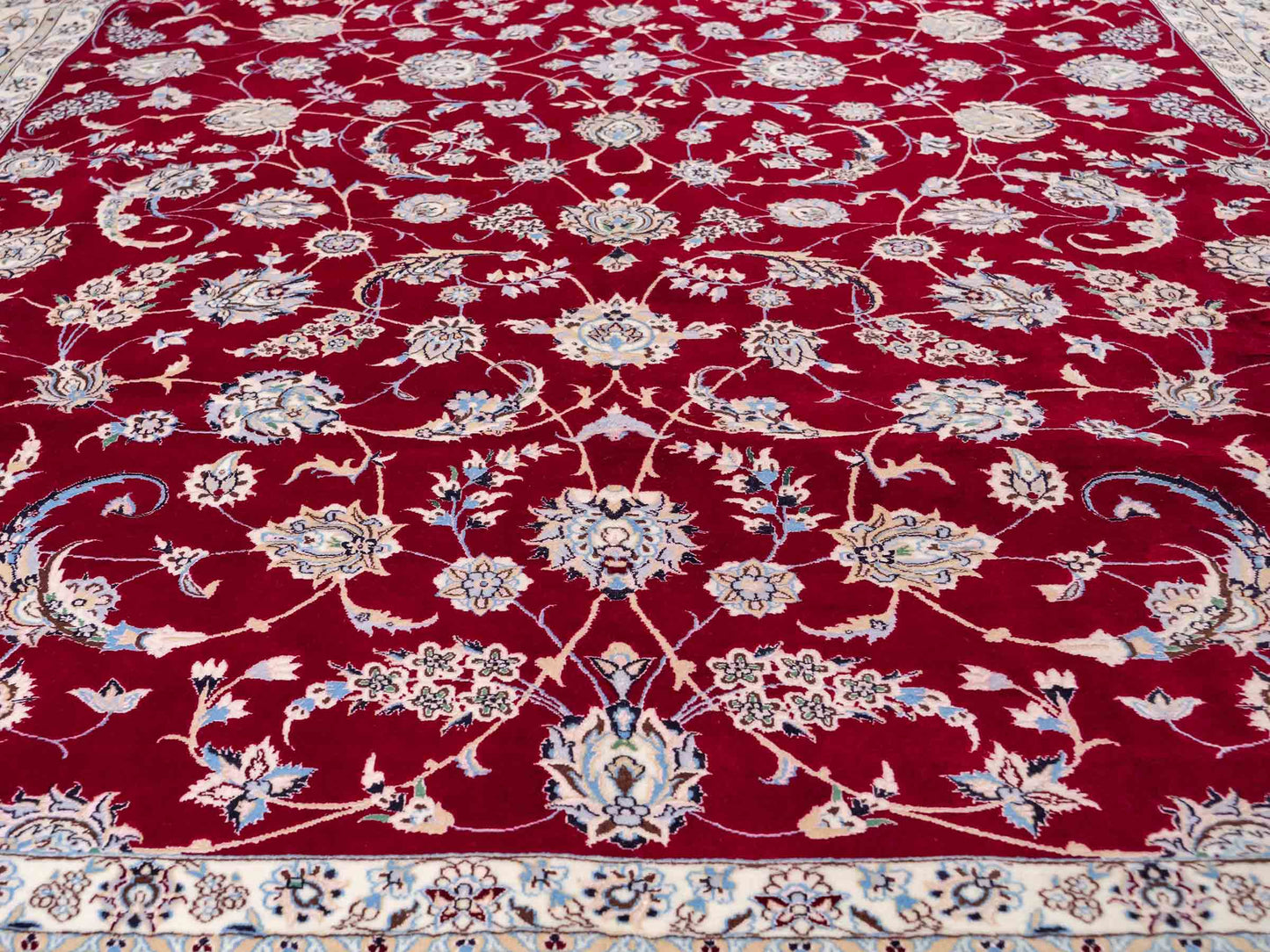 Sehr feiner, handgeknüpfter Nain 6La Perserteppich aus Wolle mit Seide von Khademi. Farbe: Cremeweiß, rot. Größe: 312 x 209 cm. Vertrieb durch JUPITER Intl.
