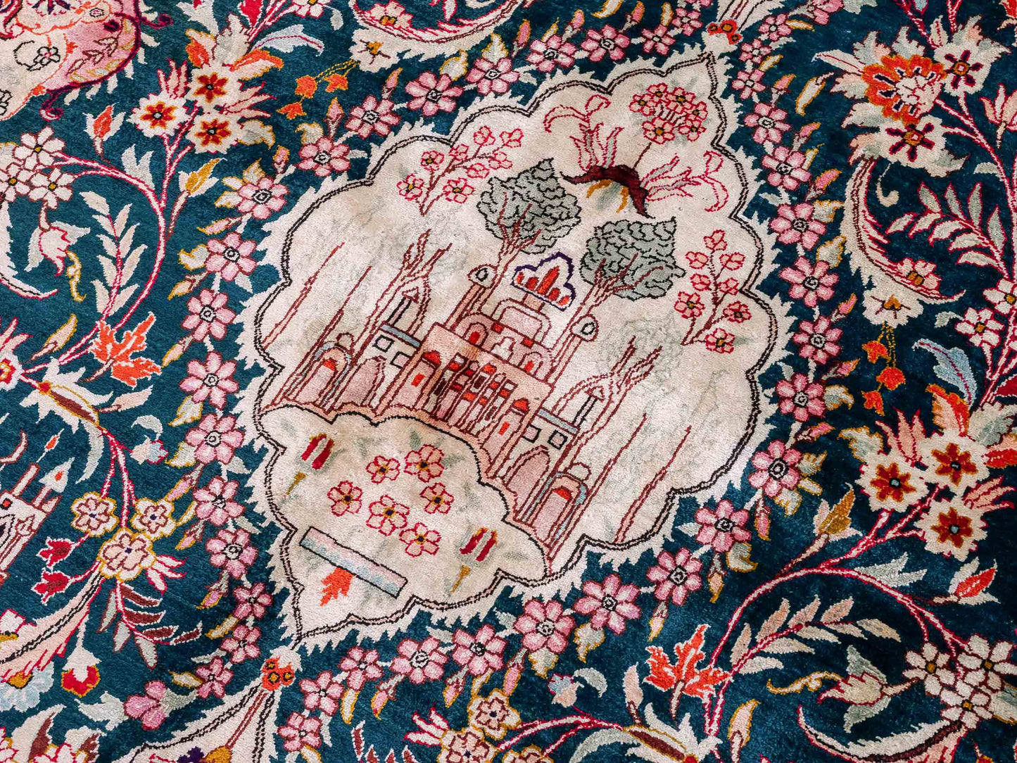 Sehr feiner, handgeknüpfter Ghom Seidenteppich aus reiner Seide mit Medaillon von Khademi. Größe: 198 x 133 cm. Farbe: Grün, orange. RB3-1605. Ursprung: Iran / Persien. Verkauf durch JUPITER Intl.