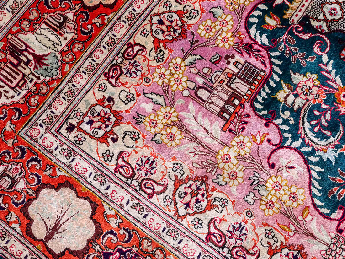 Sehr feiner, handgeknüpfter Ghom Seidenteppich aus reiner Seide mit Medaillon von Khademi. Größe: 198 x 133 cm. Farbe: Grün, orange. RB3-1605. Ursprung: Iran / Persien. Verkauf durch JUPITER Intl.