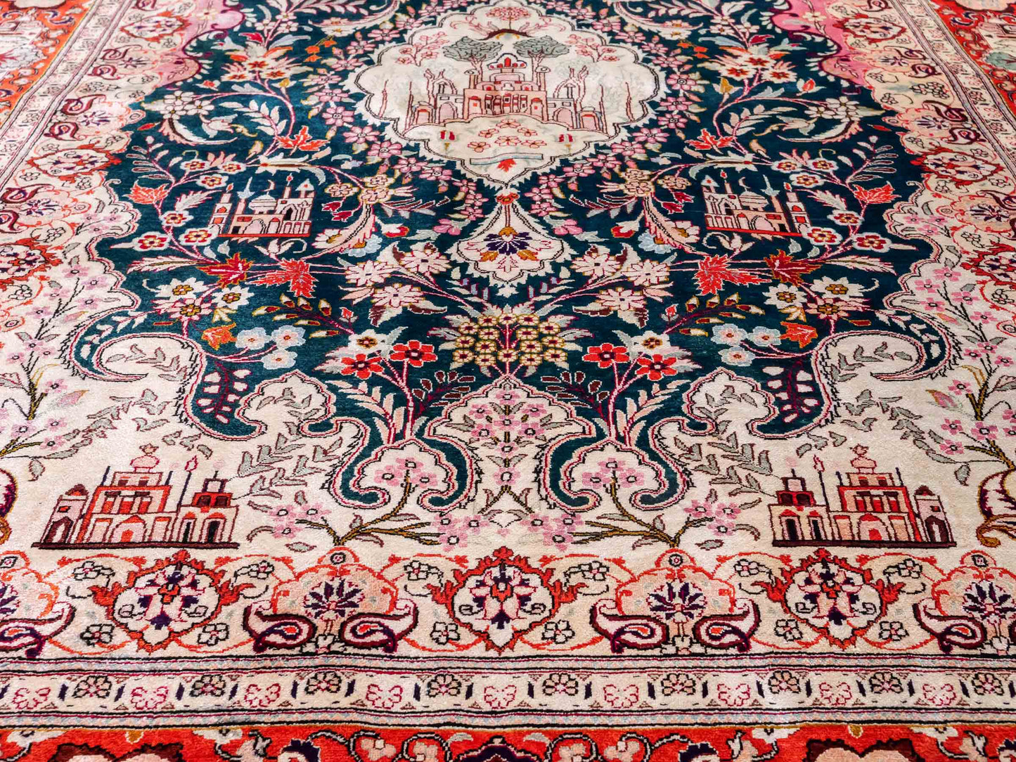 Sehr feiner, handgeknüpfter Ghom Seidenteppich aus reiner Seide mit Medaillon von Khademi. Größe: 198 x 133 cm. Farbe: Grün, orange. RB3-1605. Ursprung: Iran / Persien. Verkauf durch JUPITER Intl.