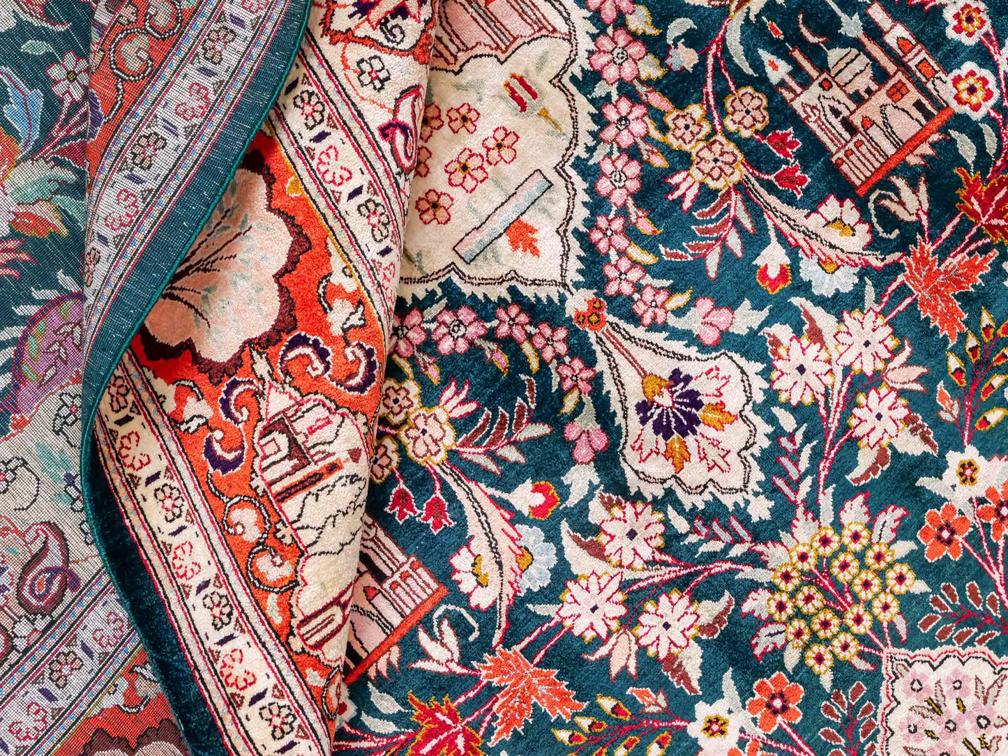 Sehr feiner, handgeknüpfter Ghom Seidenteppich aus reiner Seide mit Medaillon von Khademi. Größe: 198 x 133 cm. Farbe: Grün, orange. RB3-1605. Ursprung: Iran / Persien. Verkauf durch JUPITER Intl.