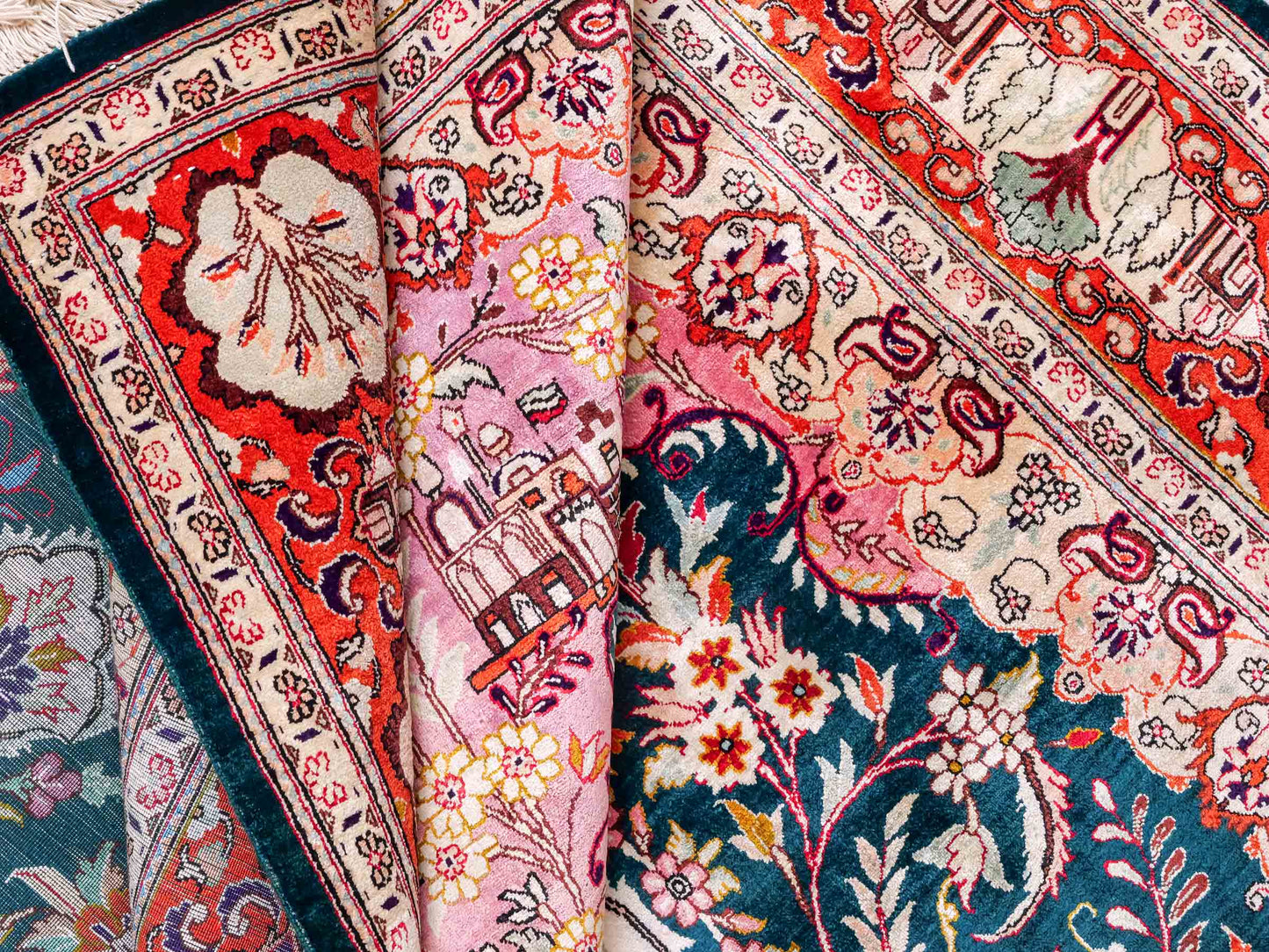 Sehr feiner, handgeknüpfter Ghom Seidenteppich aus reiner Seide mit Medaillon von Khademi. Größe: 198 x 133 cm. Farbe: Grün, orange. RB3-1605. Ursprung: Iran / Persien. Verkauf durch JUPITER Intl.