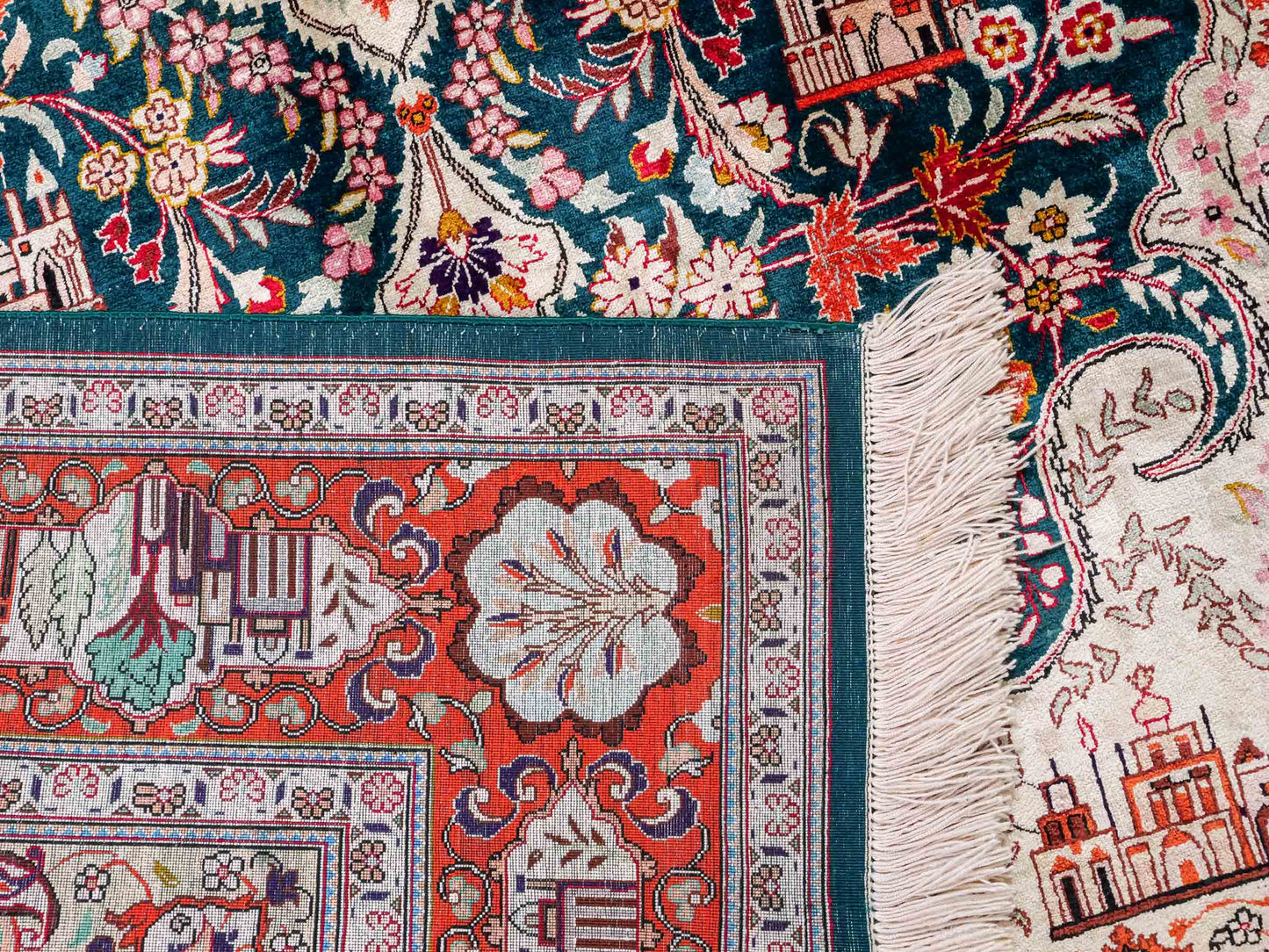 Sehr feiner, handgeknüpfter Ghom Seidenteppich aus reiner Seide mit Medaillon von Khademi. Größe: 198 x 133 cm. Farbe: Grün, orange. RB3-1605. Ursprung: Iran / Persien. Verkauf durch JUPITER Intl.