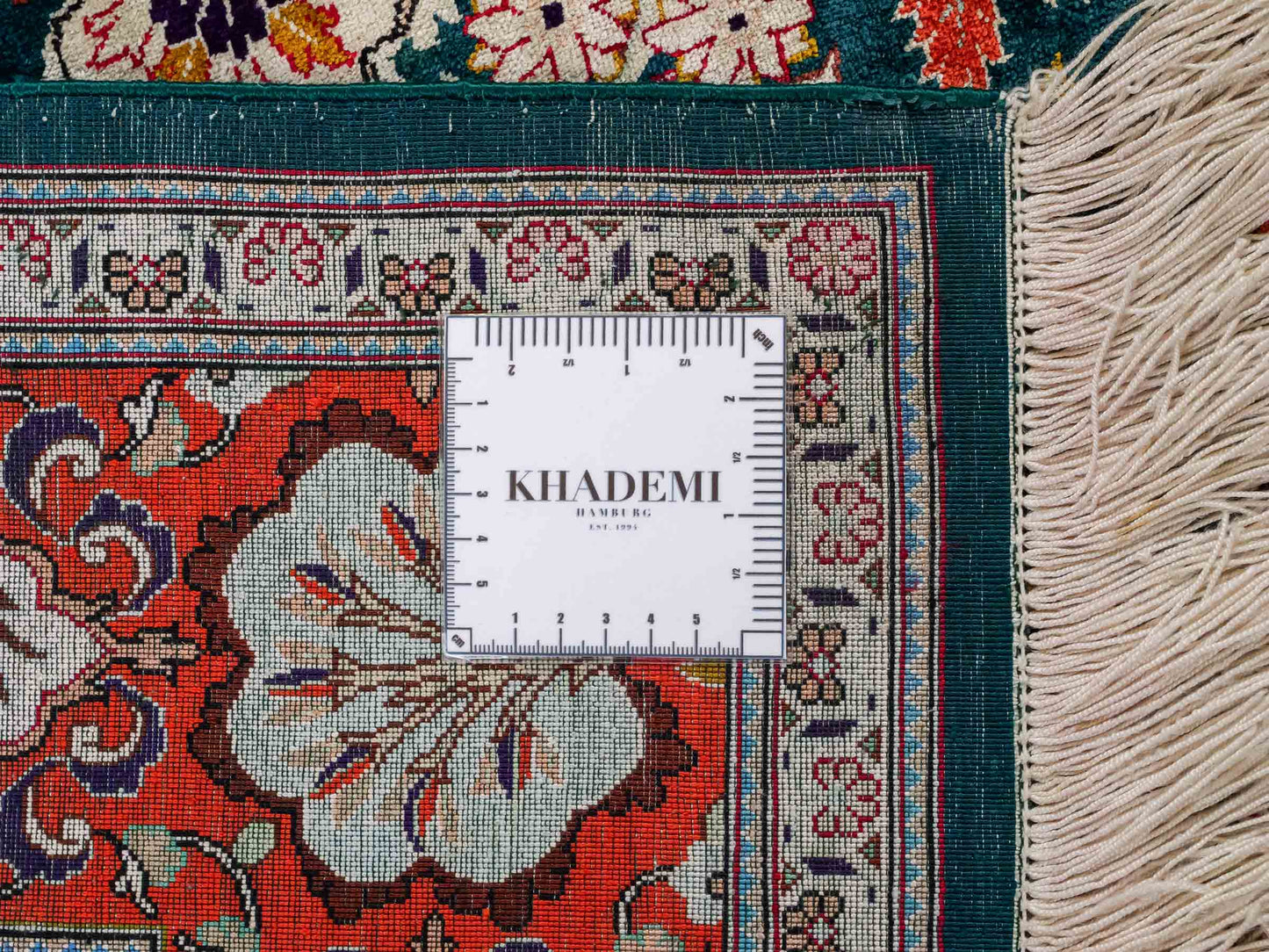 Sehr feiner, handgeknüpfter Ghom Seidenteppich aus reiner Seide mit Medaillon von Khademi. Größe: 198 x 133 cm. Farbe: Grün, orange. RB3-1605. Ursprung: Iran / Persien. Verkauf durch JUPITER Intl.