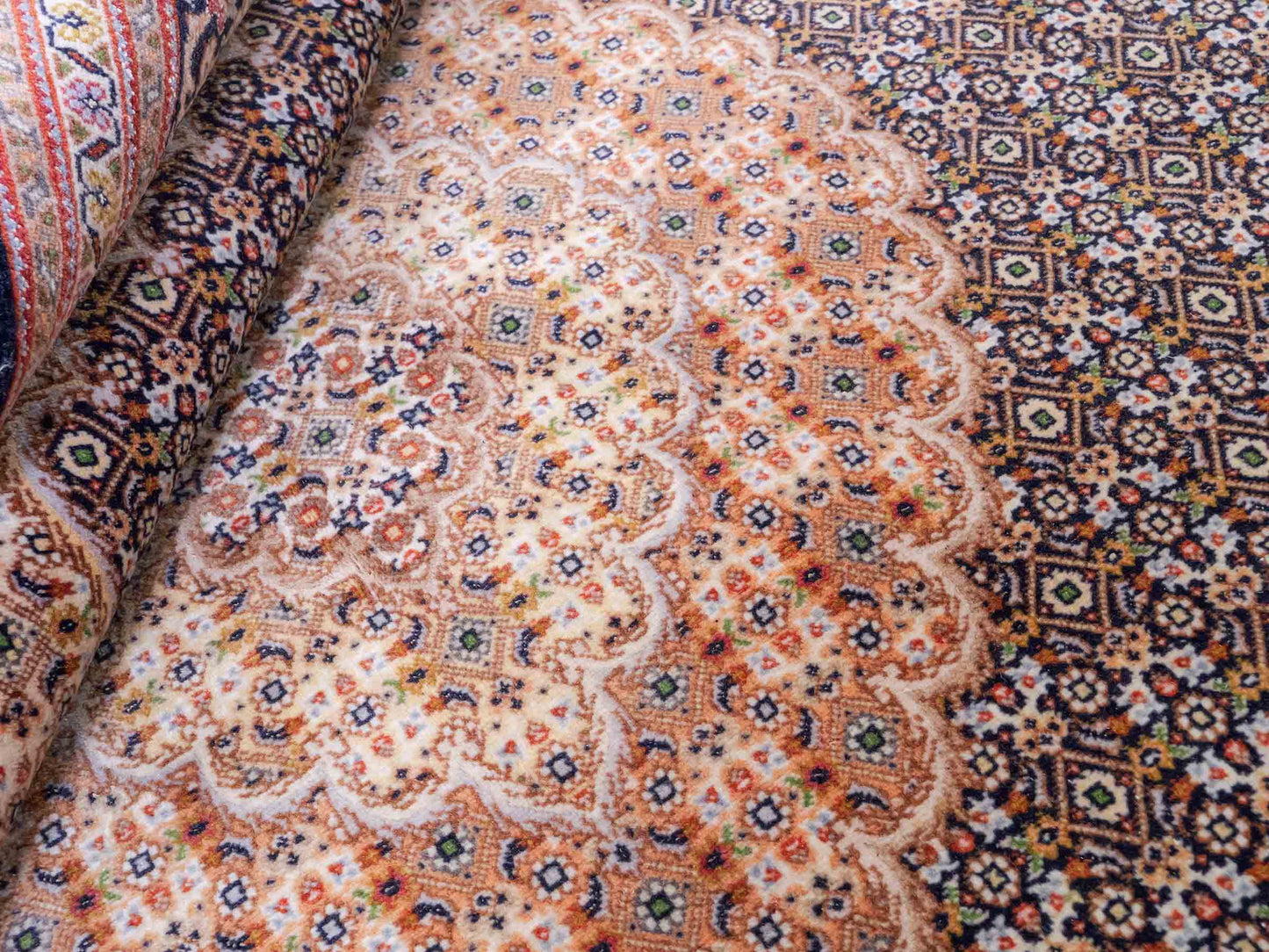 Sehr feiner, handgeknüpfter Täbriz Mahi Perserteppich aus Wolle und Seide mit Medaillon von Khademi. Größe: 220 x 157 cm. Farbe: Blau, braun. RB3-49. Verkauf durch JUPITER Intl.