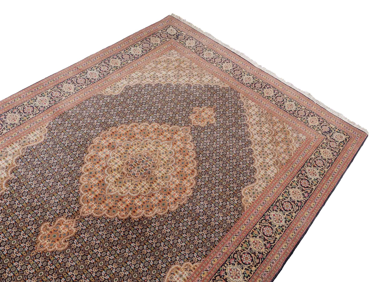 Sehr feiner, handgeknüpfter Täbriz Mahi Perserteppich aus Wolle und Seide mit Medaillon von Khademi. Größe: 220 x 157 cm. Farbe: Blau, braun. RB3-49. Verkauf durch JUPITER Intl.